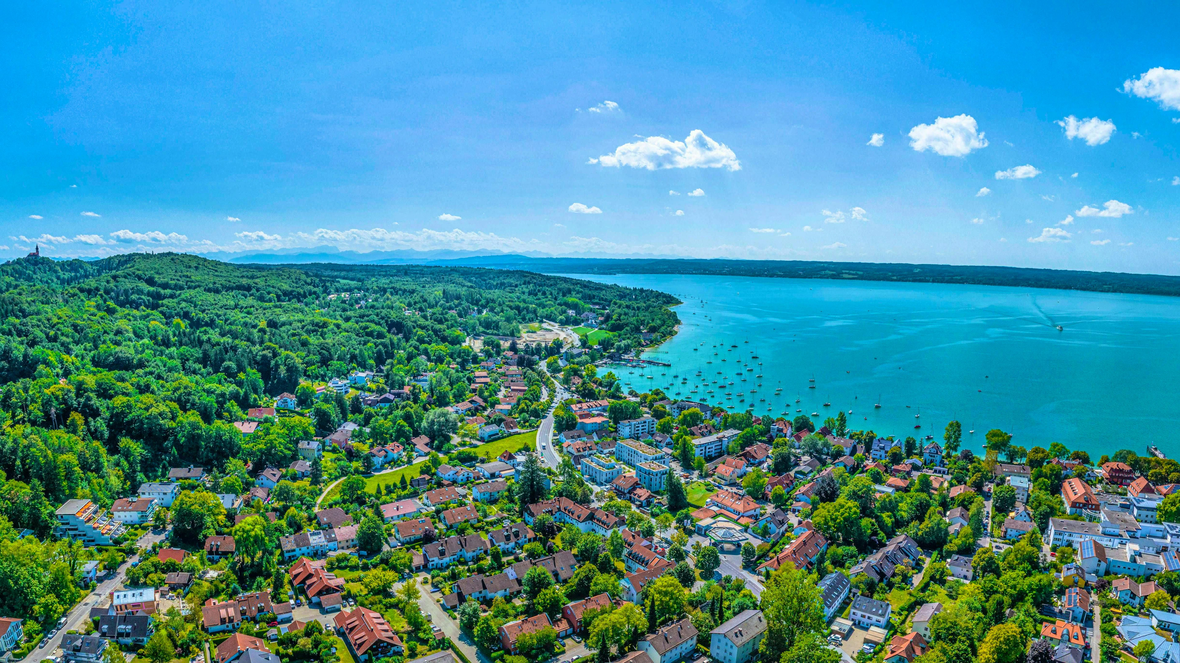 Ian C. lived with his wife in Herrsching am Ammersee in Bavaria. He was stabbed to death on his doorstep - by a 22-year-old Serbian man, according to the Munich public prosecutor's office.