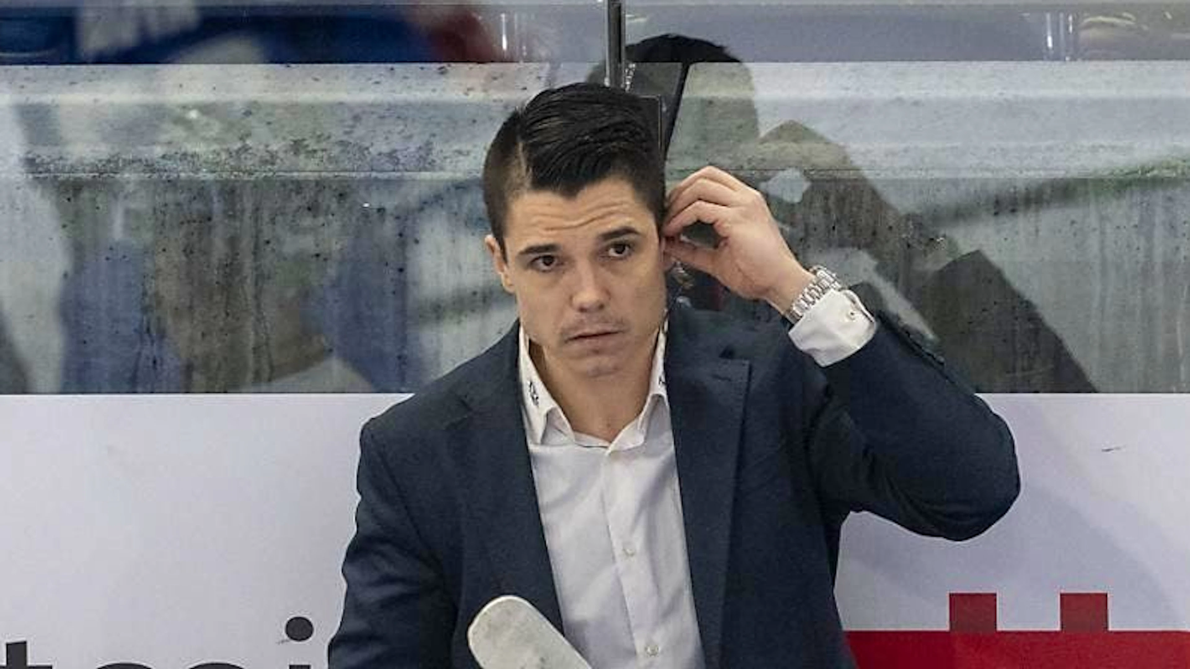 Reto Suri steht hinter der Spielerbank des EV Zug anlässlich des Qualifikationsspiels der National League Mitte Februar gegen die Rapperswil-Jona Lakers.