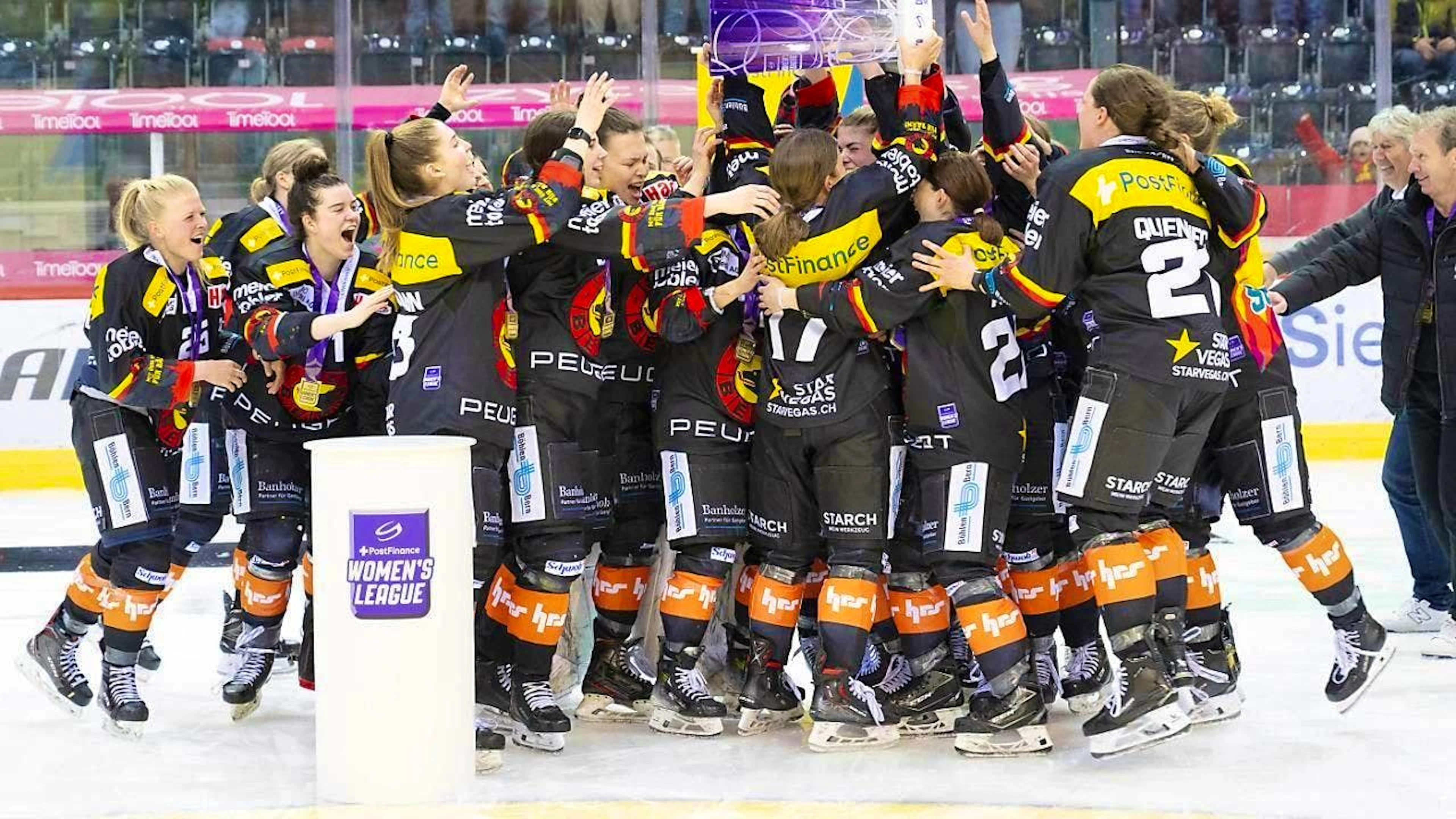 The jubilation of the Bernese women after winning the championship title is boundless