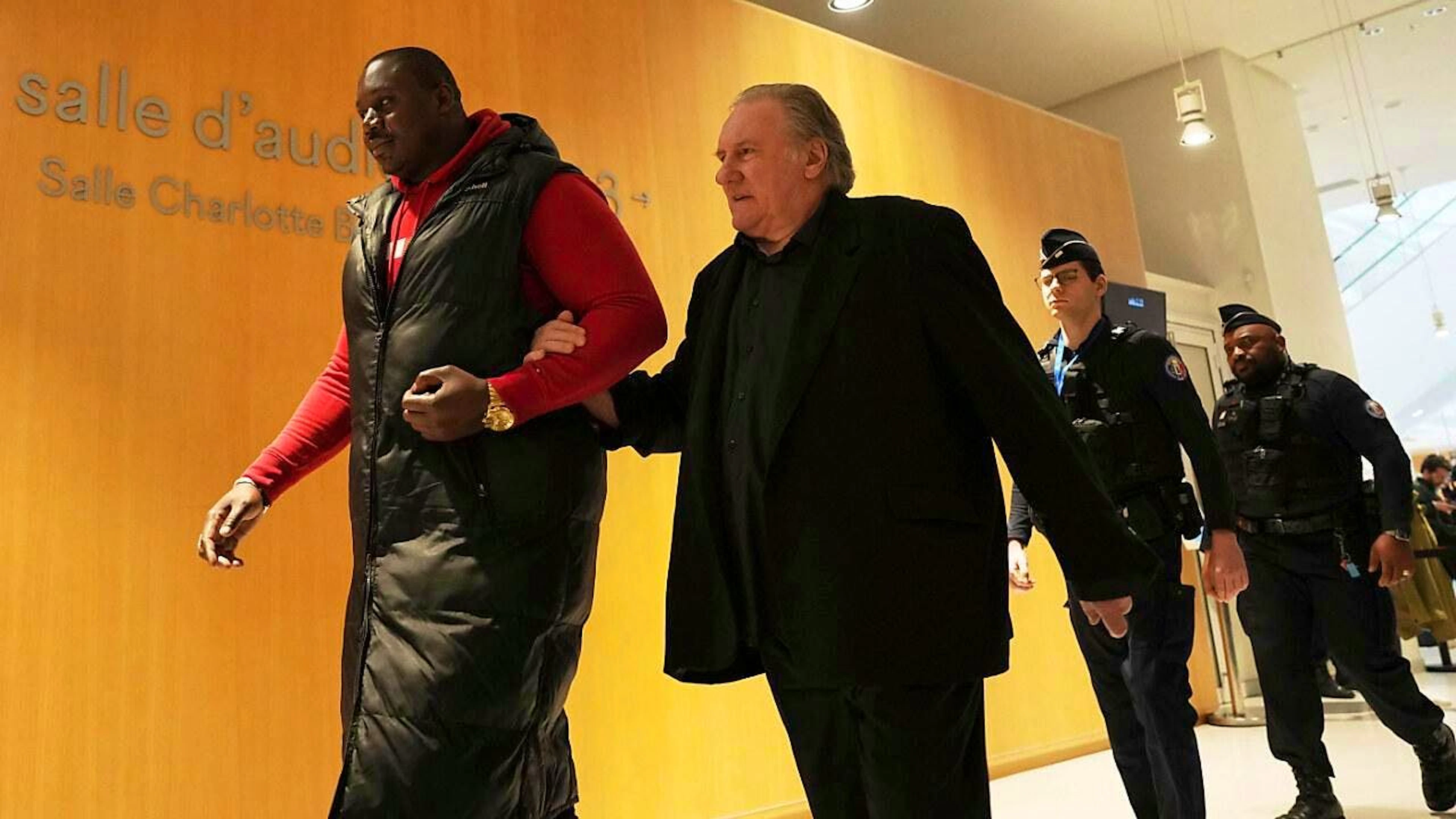 dpatopbilder - Der Schauspieler Gerard Depardieu (vorne r) kehrt während seines Prozesses wegen angeblicher sexueller Übergriffe auf zwei Frauen an einem Filmset im Jahr 2021 in den Gerichtssaal zurück. Foto: Aurelien Morissard/AP/dpa