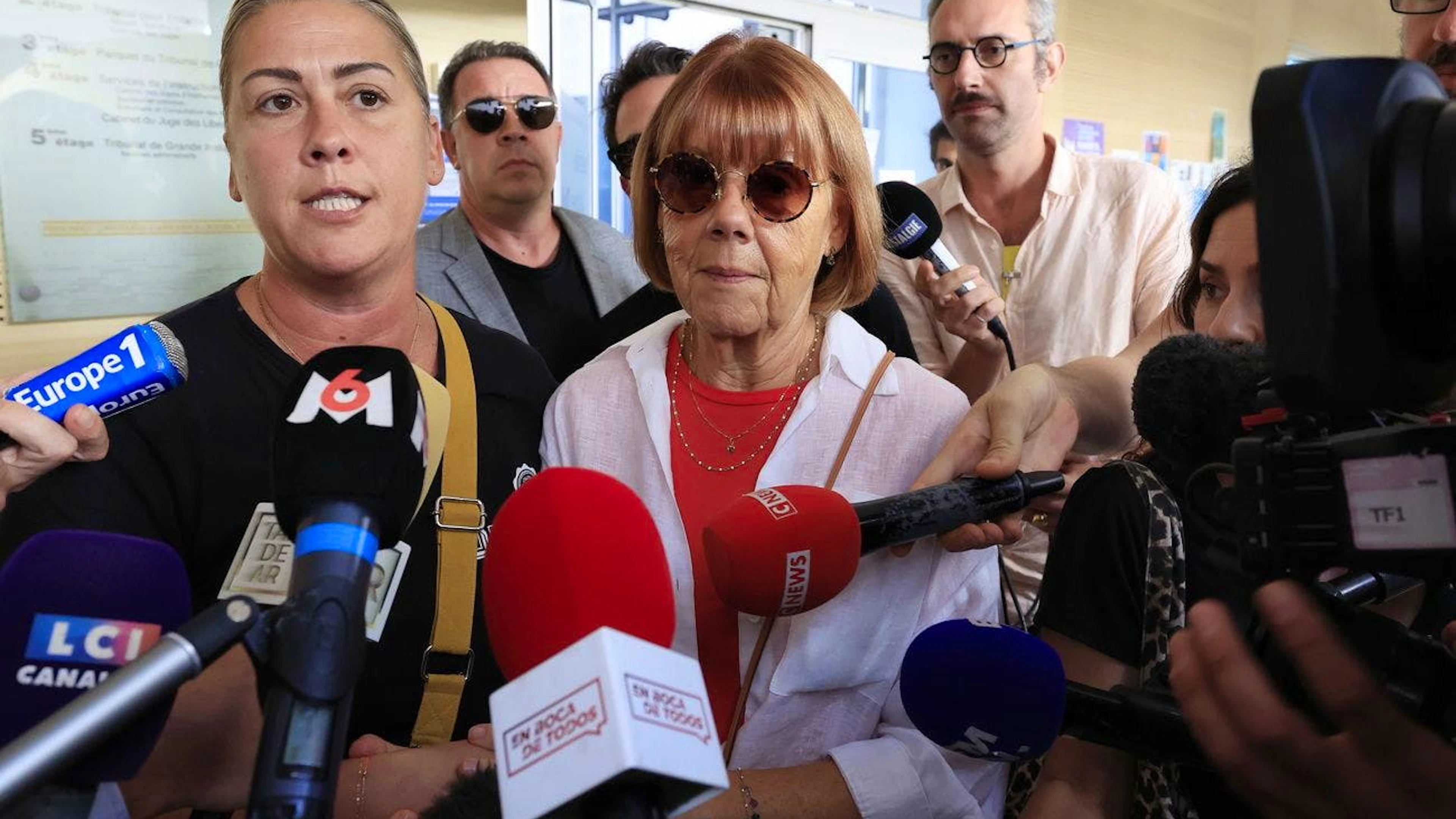 Gisèle Pelicot (re) mit Tochter Caroline Darian sprechen mit den Medien vor dem Gericht in Avignon im September 2024.