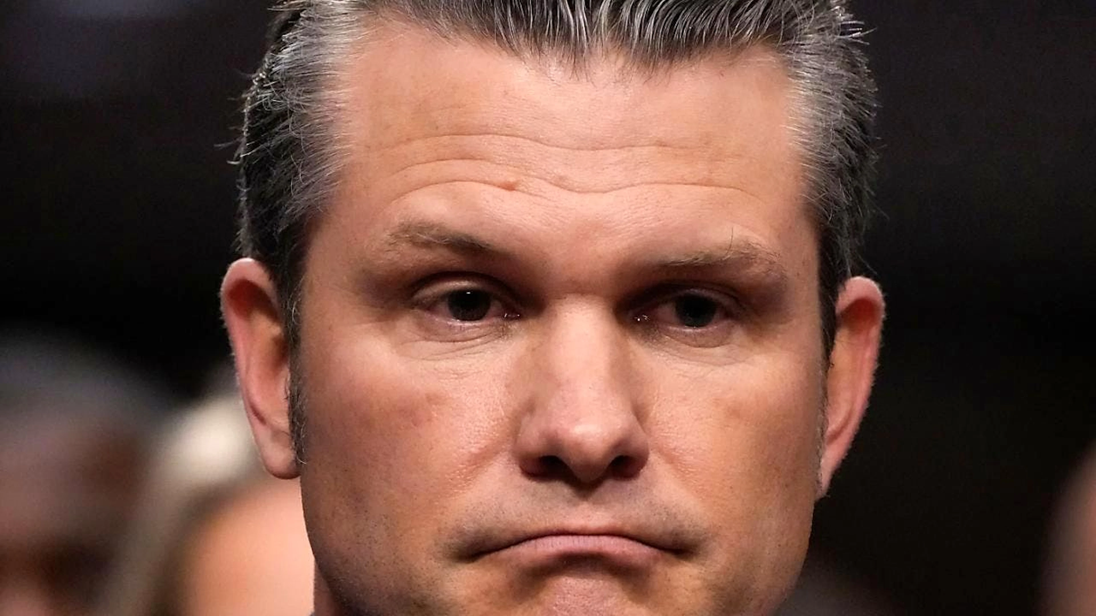 ARCHIV - Pete Hegseth, der von dem designierten US-Präsidenten Trump zum Verteidigungsminister gewählt wurde, erscheint vor dem Streitkräfteausschuss des Senats zu seiner Bestätigungsanhörung im Kapitol. Foto: Alex Brandon/AP/dpa
