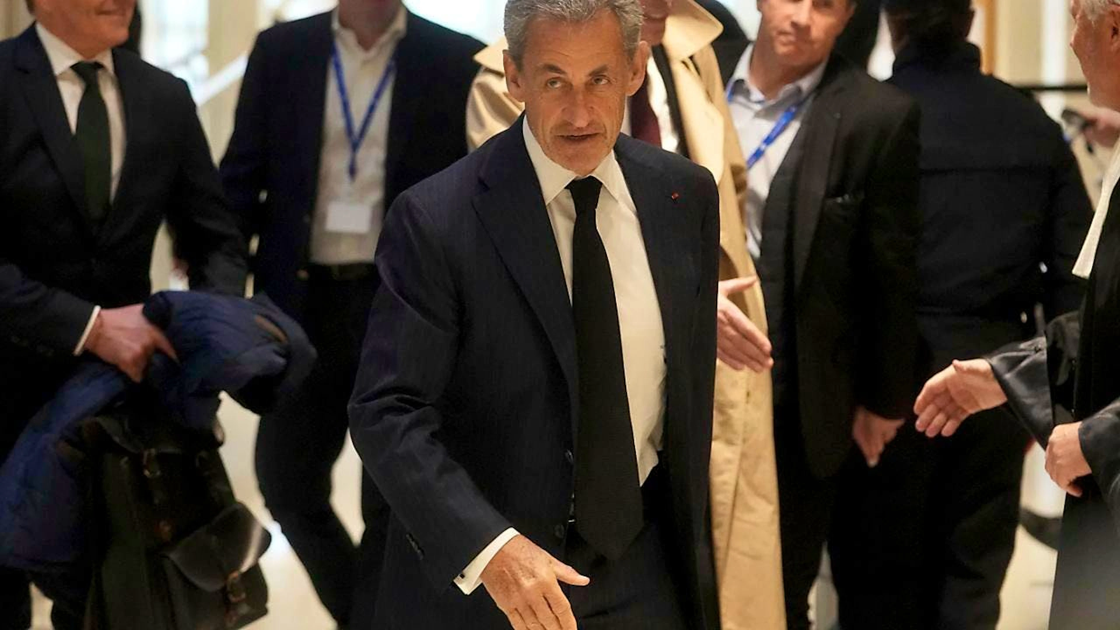 ARCHIV - Der ehemalige französische Präsident Nicolas Sarkozy trifft in Paris ein, um sich vor Gericht zu verantworten. Im Prozess gegen Sarkozy wegen angeblicher Wahlkampfgelder aus Libyen hat die Anklage sieben Jahre Haft gefordert. Foto: Thibault Camus/AP/dpa