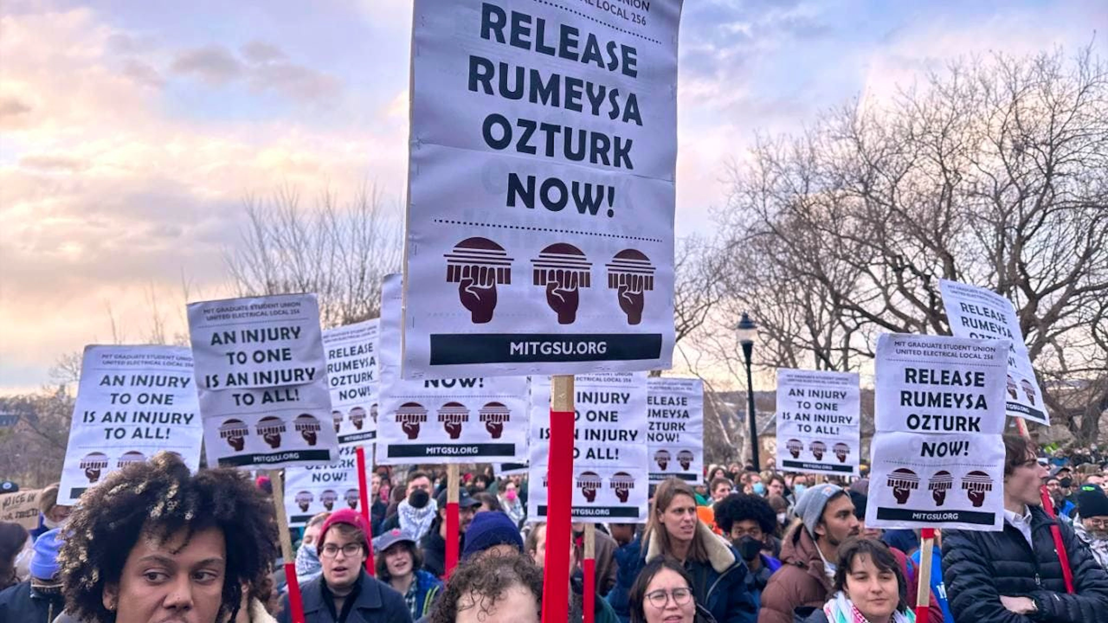 Hunderte von Menschen versammeln sich in Somerville, Massachusetts, um die Freilassung einer türkischen Studentin der Tufts University, zu fordern, die am Dienstagabend von US-Bundesbeamten verhaftet wurde. Die Inhaftierte ist eine 30-jährige Doktorandin. Foto: Michael Casey/AP/dpa