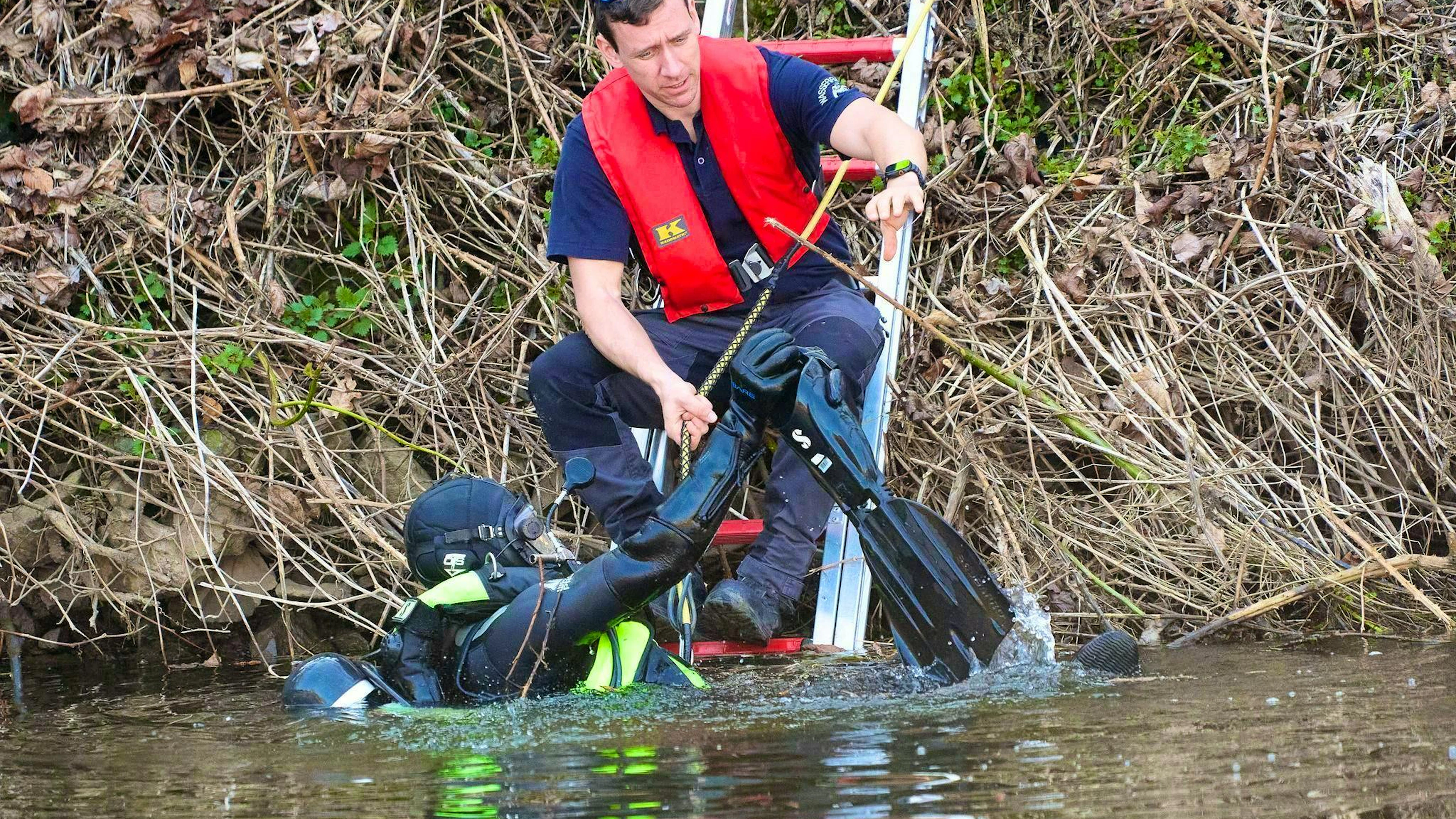 For the police, one thing is clear: "We are doing everything we can to find the boy alive."