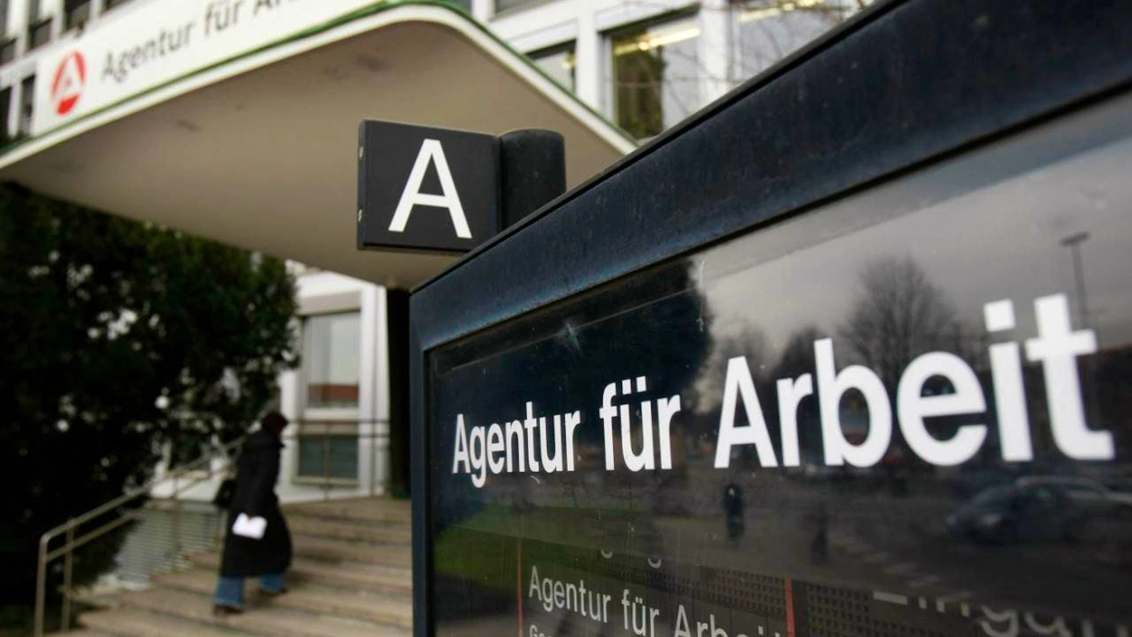 In Deutschland ist die Zahl der Arbeitslosen im März gesunken. Die Arbeitslosenquote blieb hingegen wie im Februar bei 6,4 Prozent.(Symbolbild)