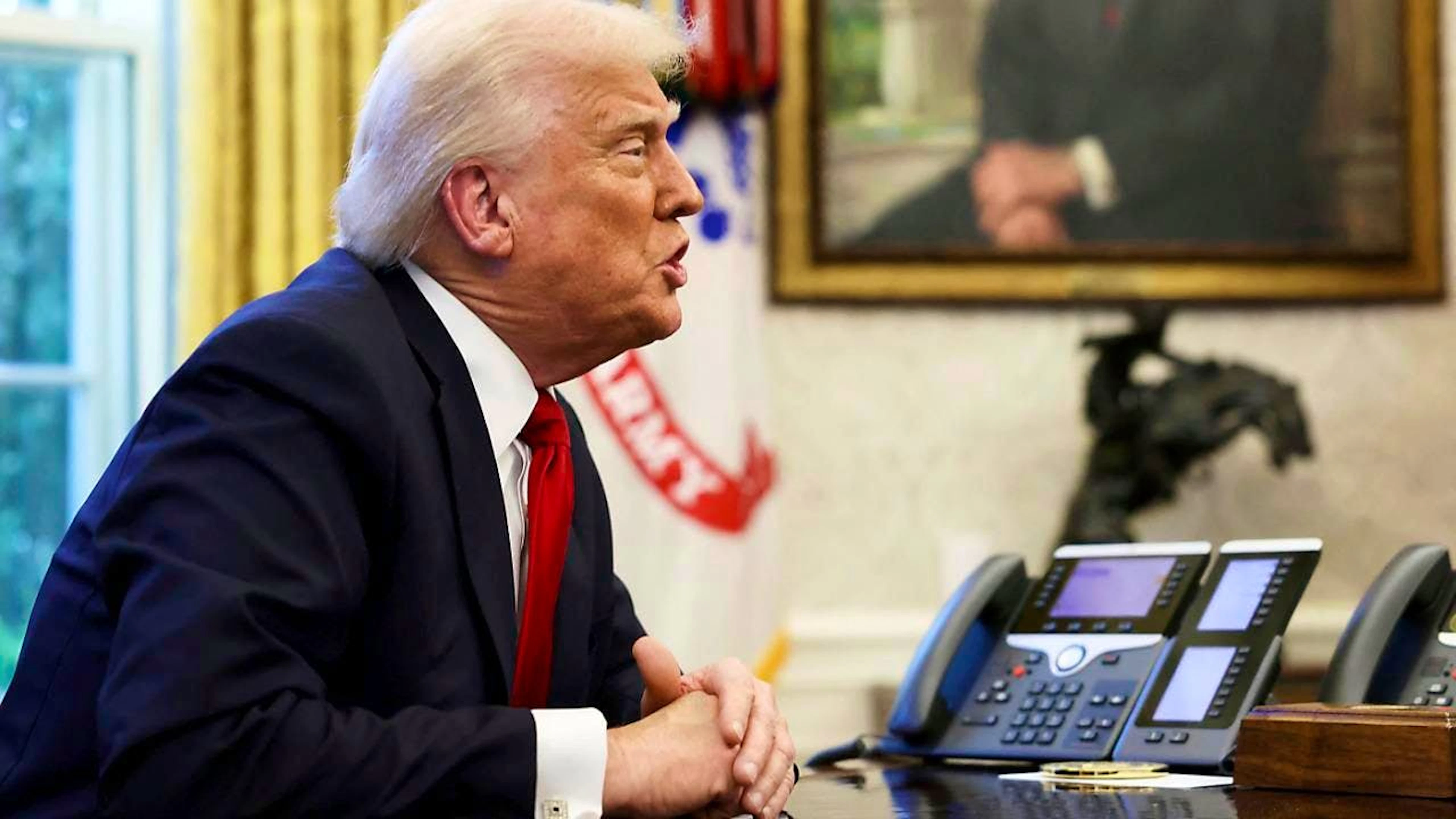US-Präsident Donald Trump spricht zu Reportern im Oval Office des Weißen Hauses in Washington. Foto: Uncredited/Pool via AP/dpa
