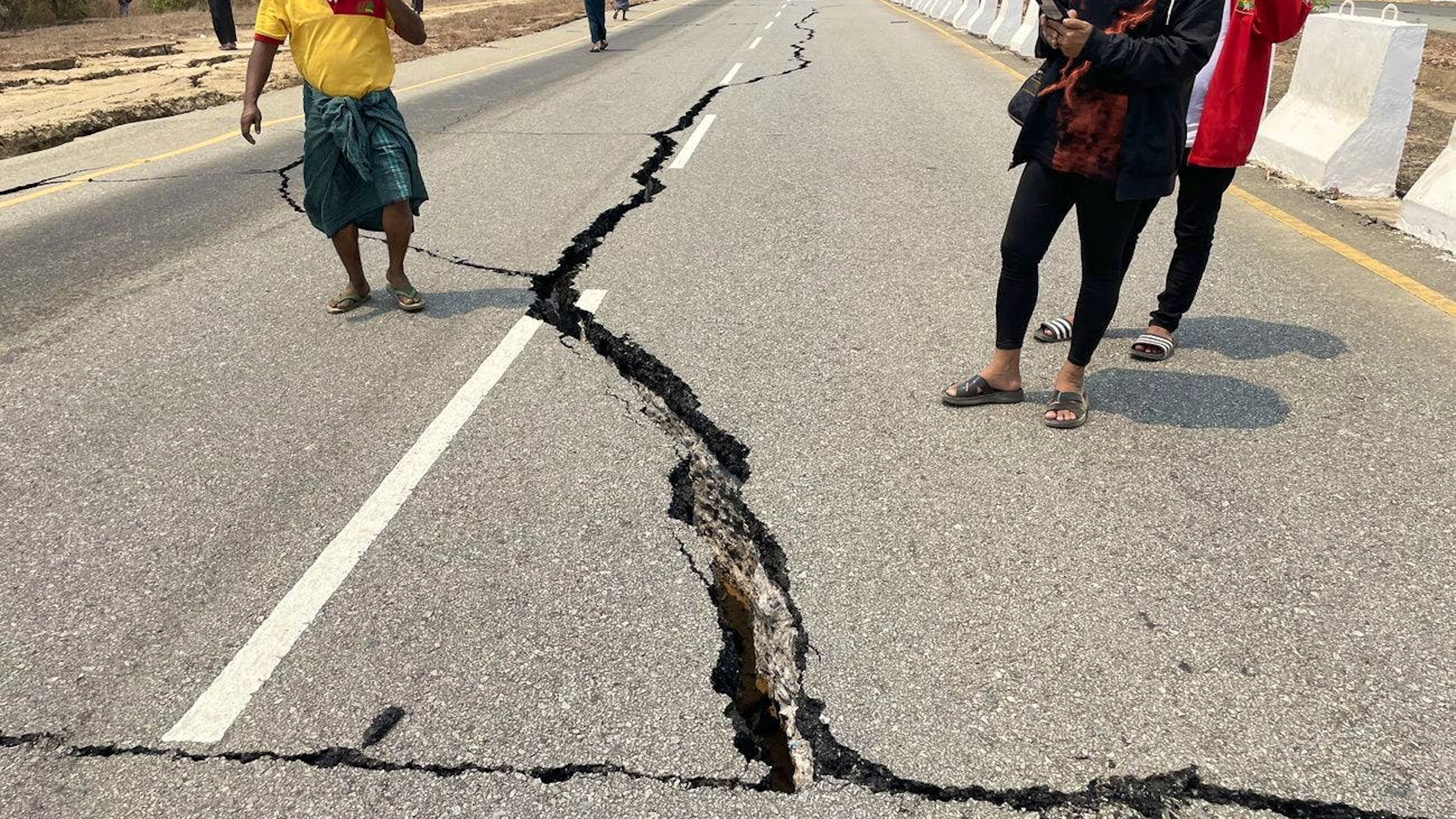 Una strada danneggiata sull'autostrada Naypyidaw-Yangon dopo il terremoto, a Naypyidaw, in Birmania.