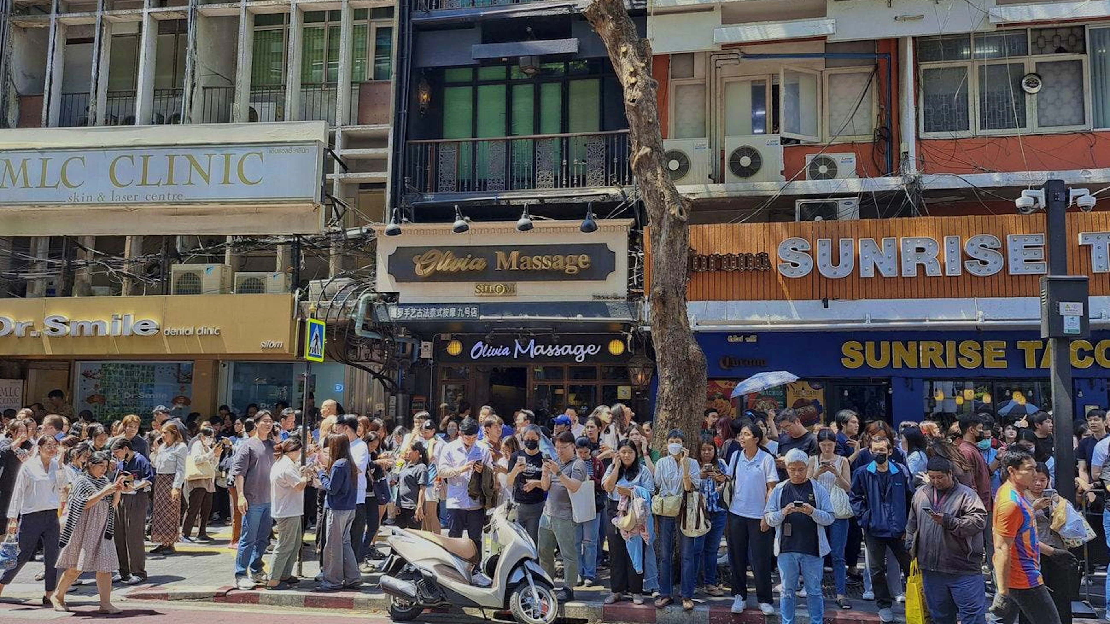 Immobili danneggiati e stop alla metropolitana anche a Bangkok, dove i residenti sono corsi in strada.