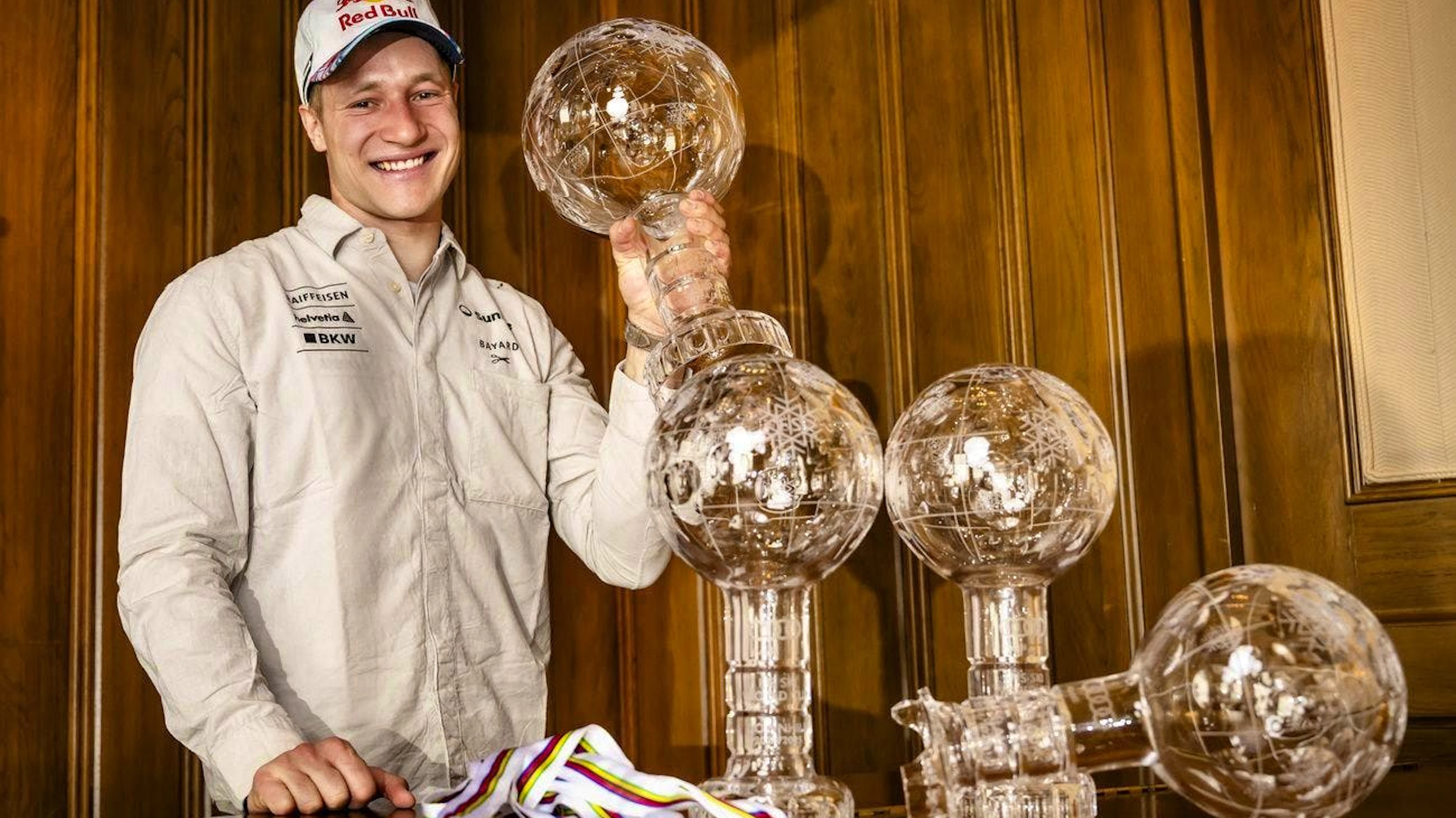 Marco Odermatt is beaming with his four balls - a look at the prize money list should also make him smile.