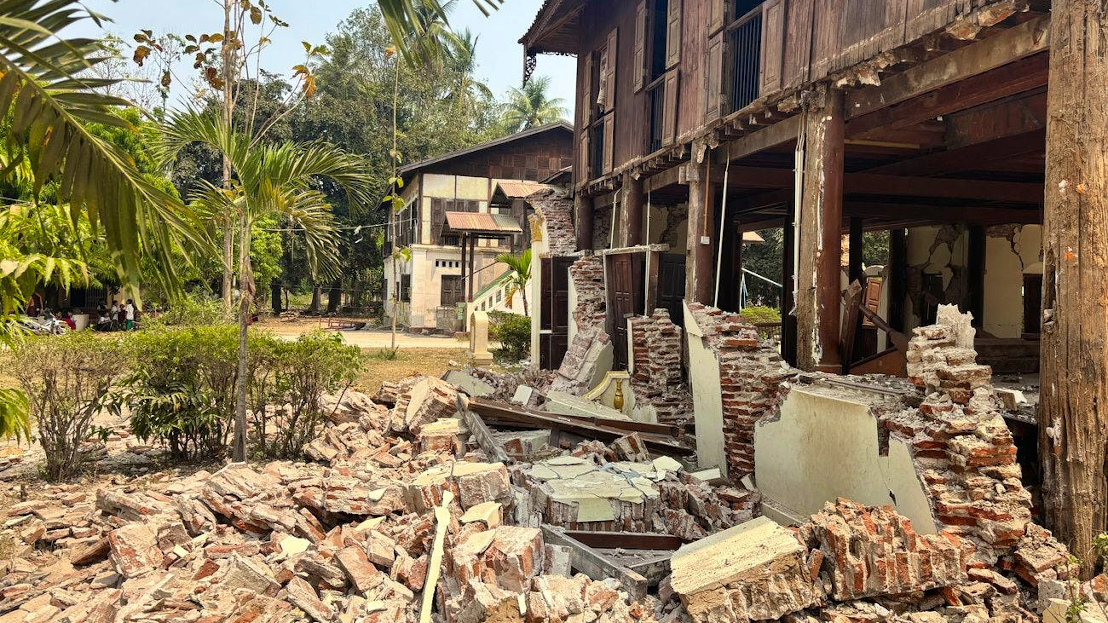 Un monastero danneggiato a Naypyitaw, in Birmania.