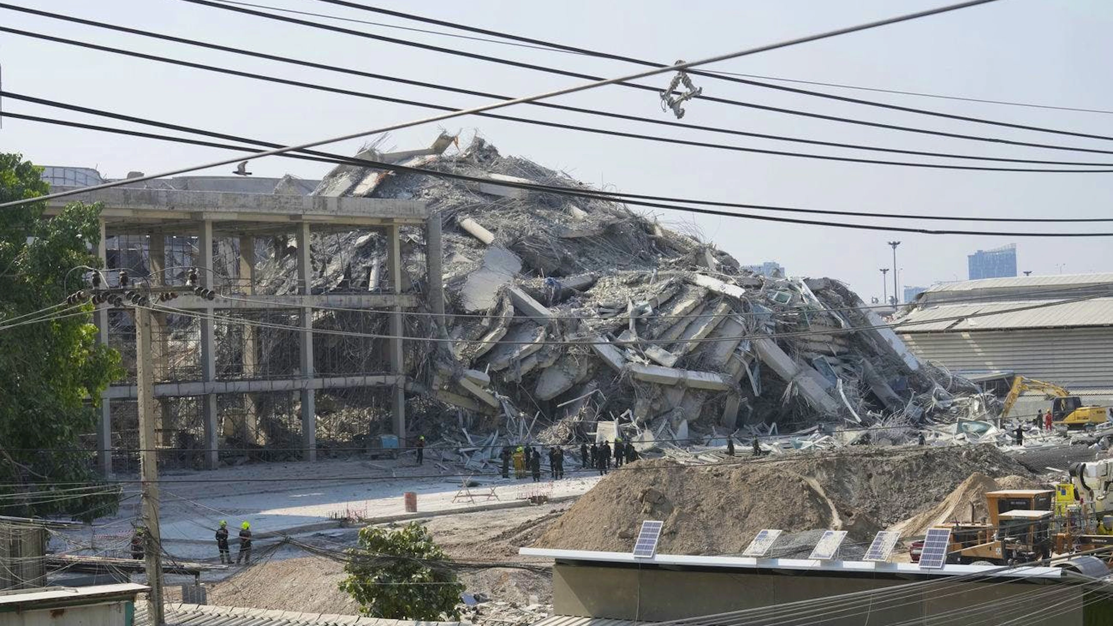 I soccorritori lavorano sul sito di un grattacielo in costruzione crollato dopo il terremoto a Bangkok.