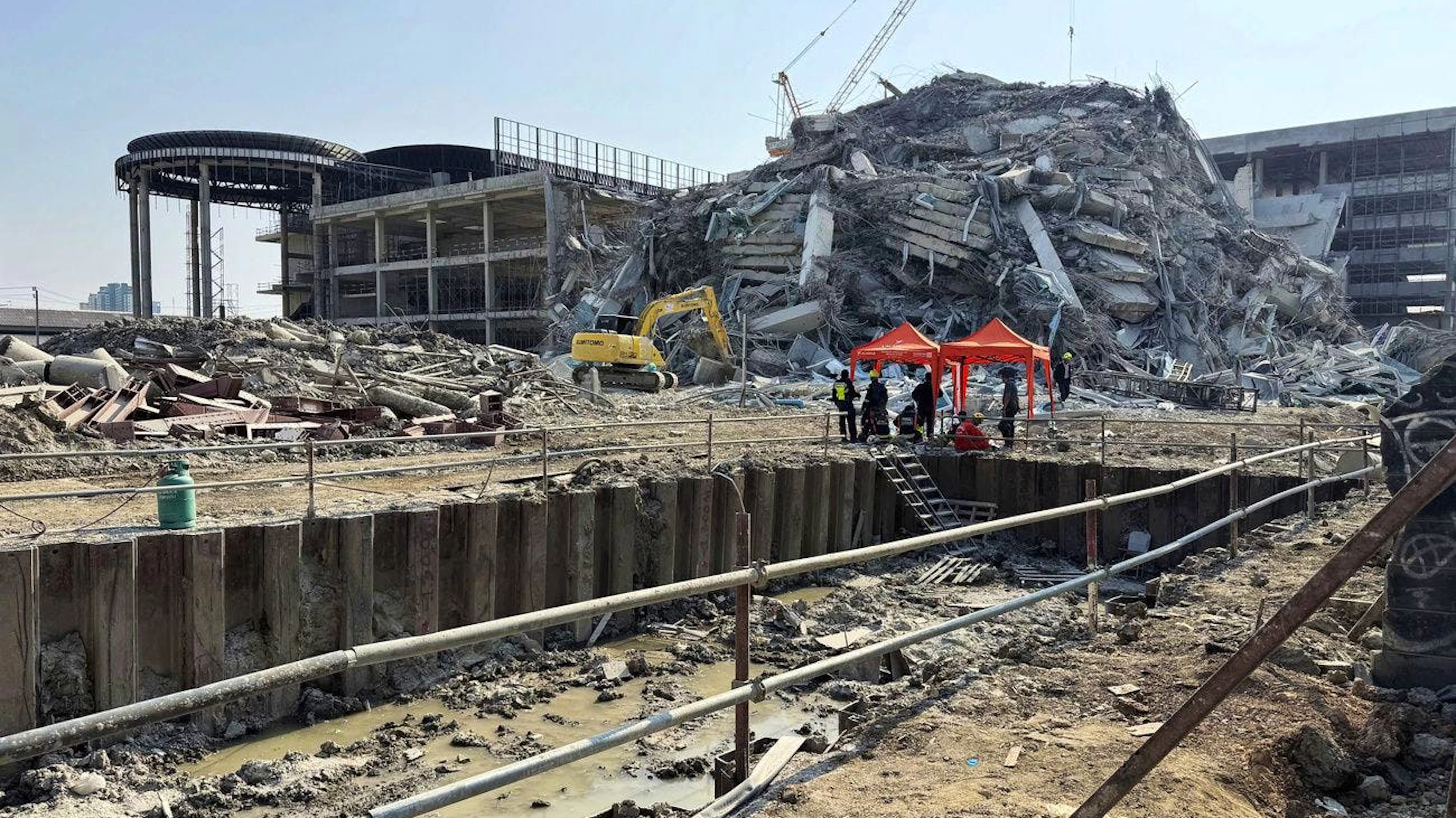 I soccorritori lavorano sul sito del grattacielo in costruzione crollato a Bangkok.