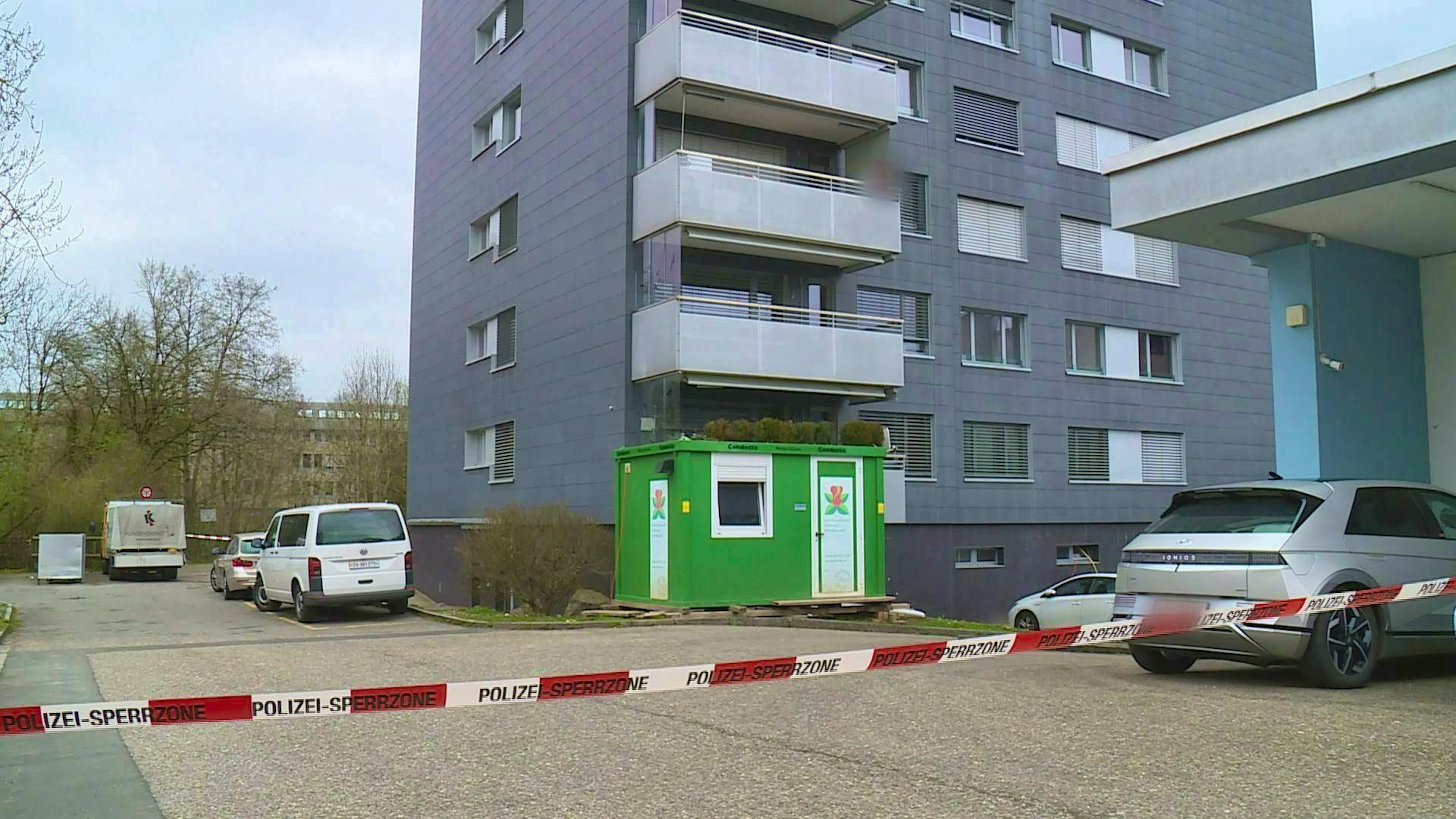 The high-rise building in Wetzikon ZH is cordoned off. 