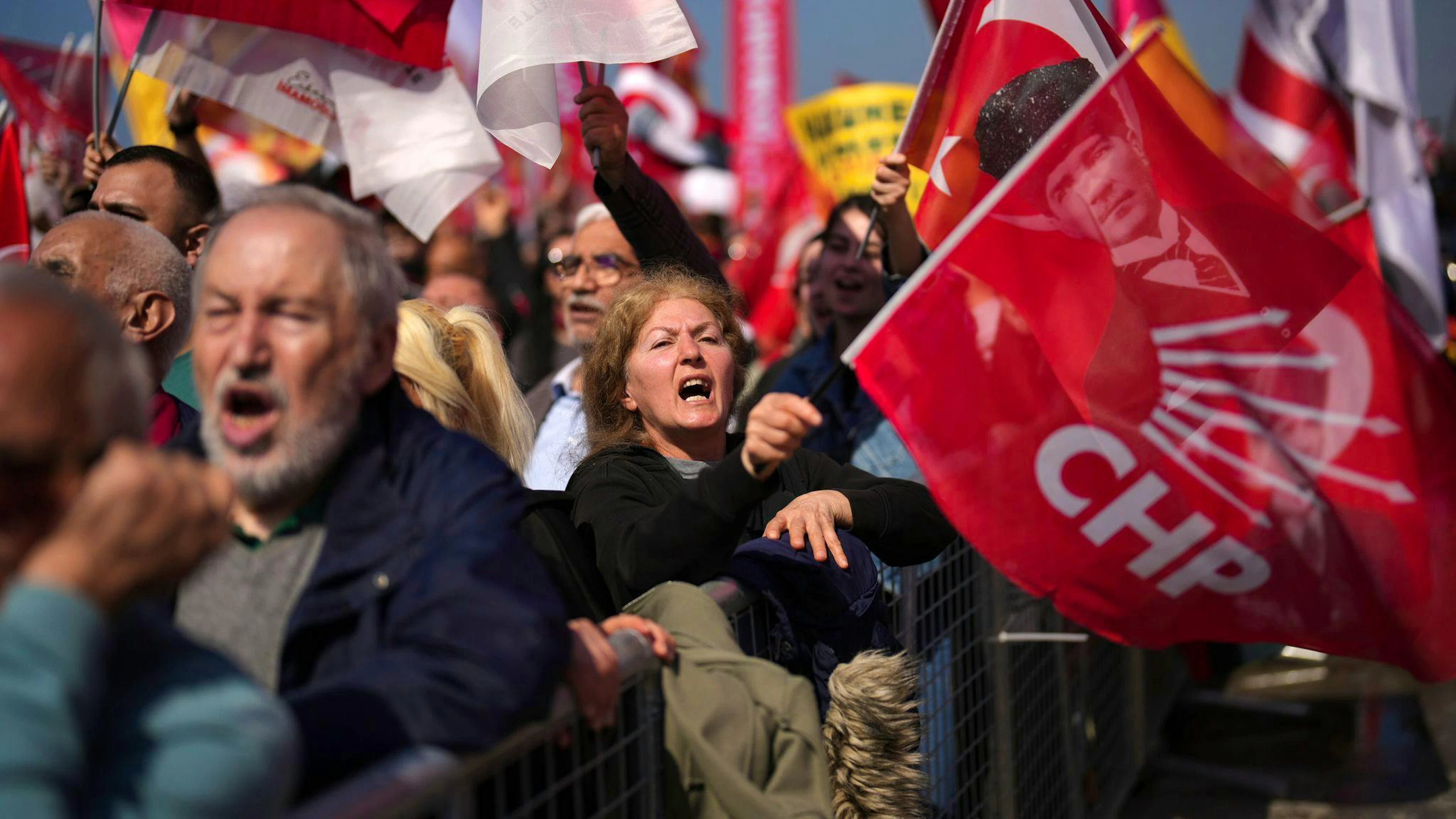 CHP-Anhänger demonstrieren in Istanbul gegen die Festnahme von Bürgermeister Imamoglu.