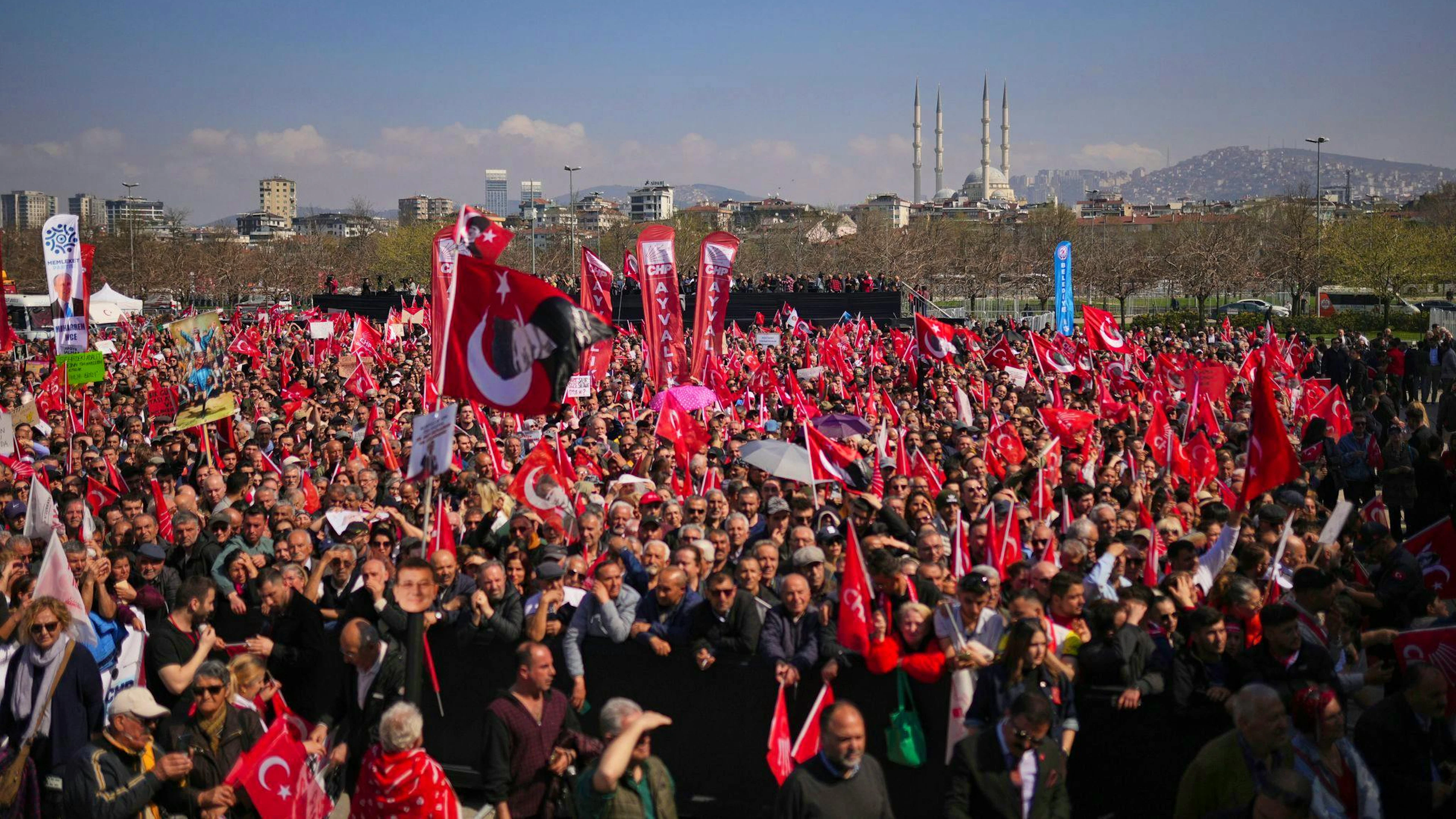 Ein Fahnenmeer im Stadtteil Maltepe.