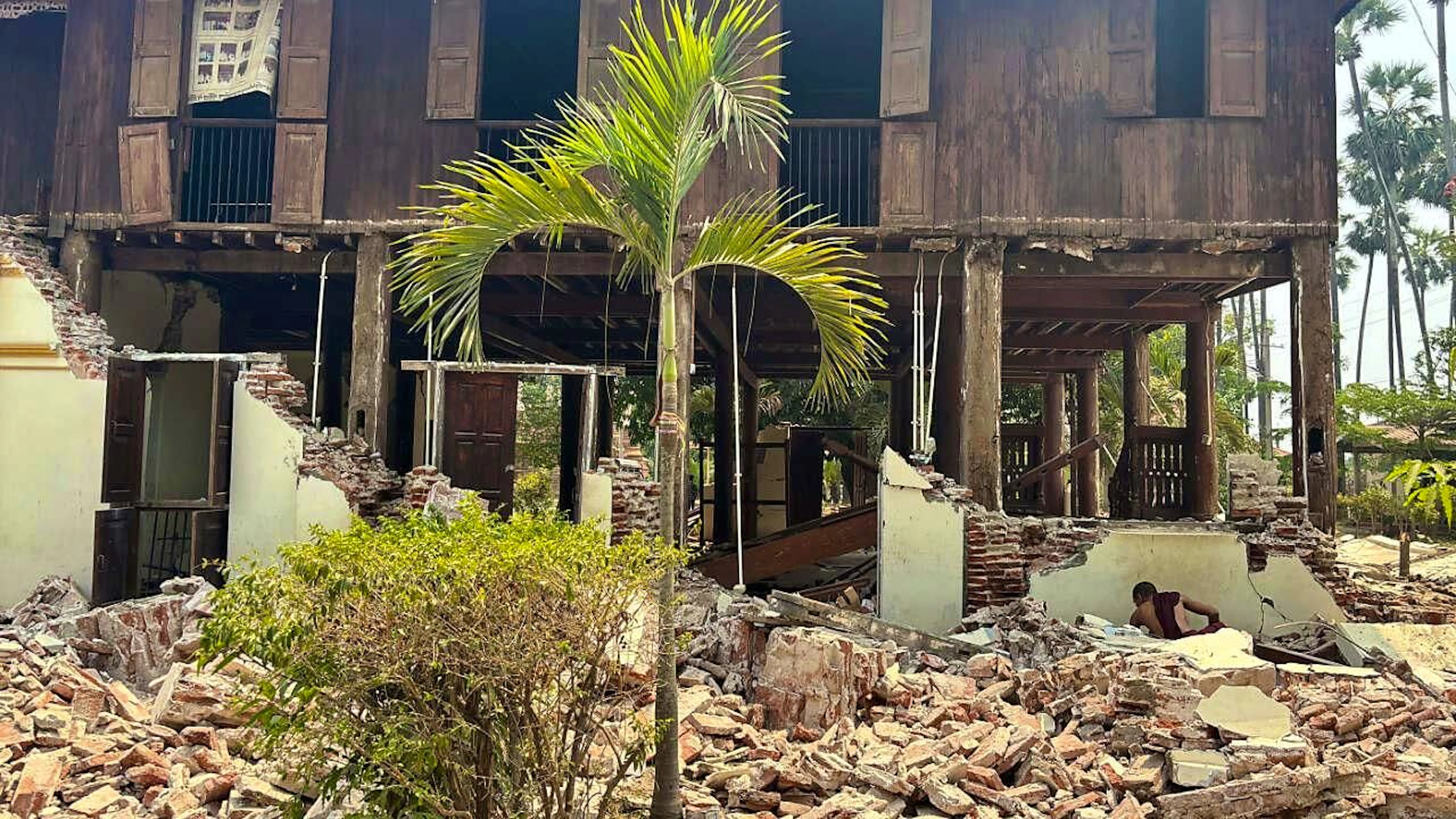 Ein buddhistischer Mönch steht in den Trümmern eines beschädigten Gebäudes in einer Klosteranlage nach einem Erdbeben. Foto: Aung Shine Oo/AP/dpa
