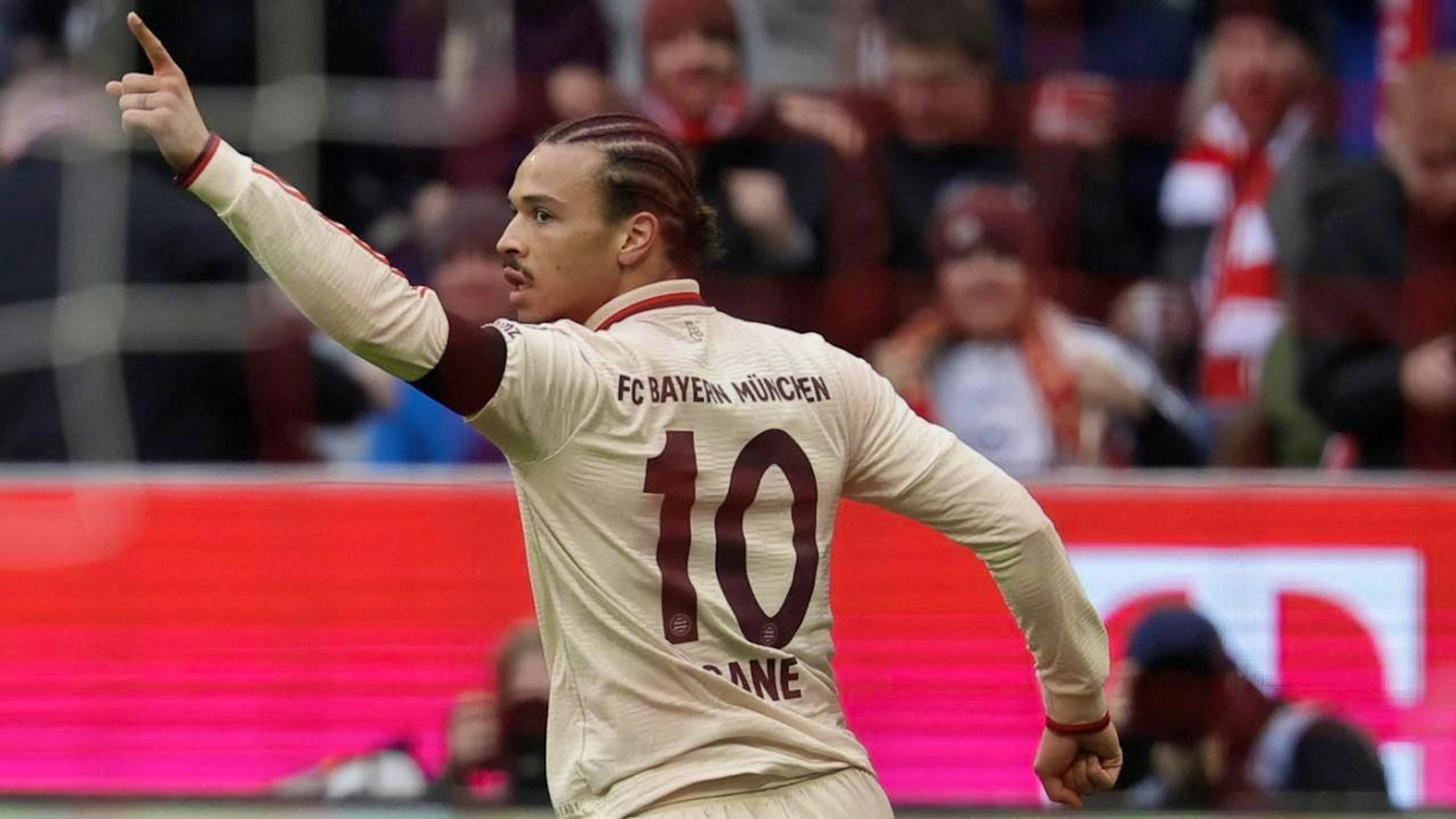 Leroy Sané von Bayern München lässt sich beim 3:2-Sieg gegen St. Pauli für seine zwei Treffer feiern