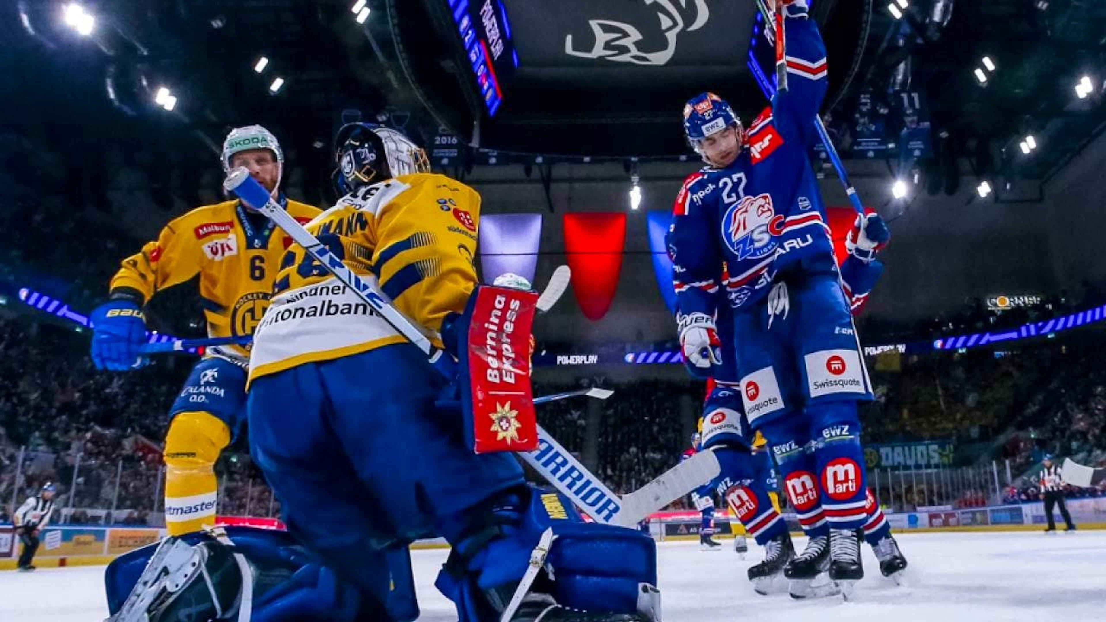 Auch dank zwei frühe Powerplay-Toren feierte der ZSC gegen Davos einen lockeren 6:1-Sieg zum Auftakt der Playoff-Halbfinals.