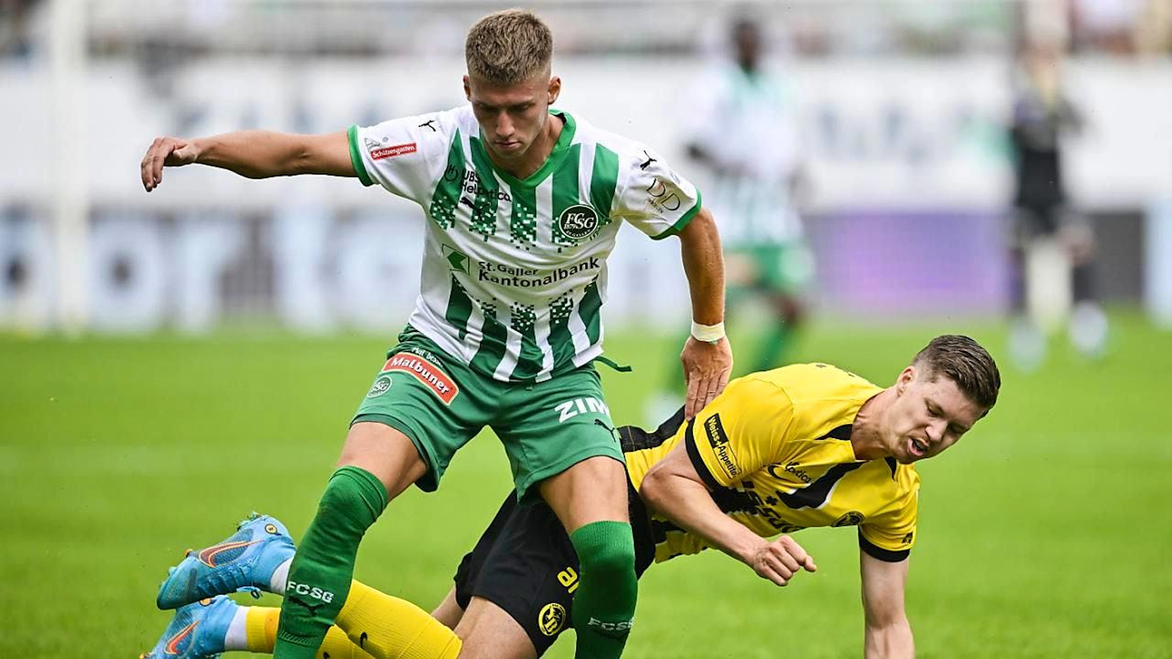 Christian Witzig (im Duell mit YB-Stürmer Cedric Itten) steht in dieser Super-League-Saison bei je sieben Toren und Assists