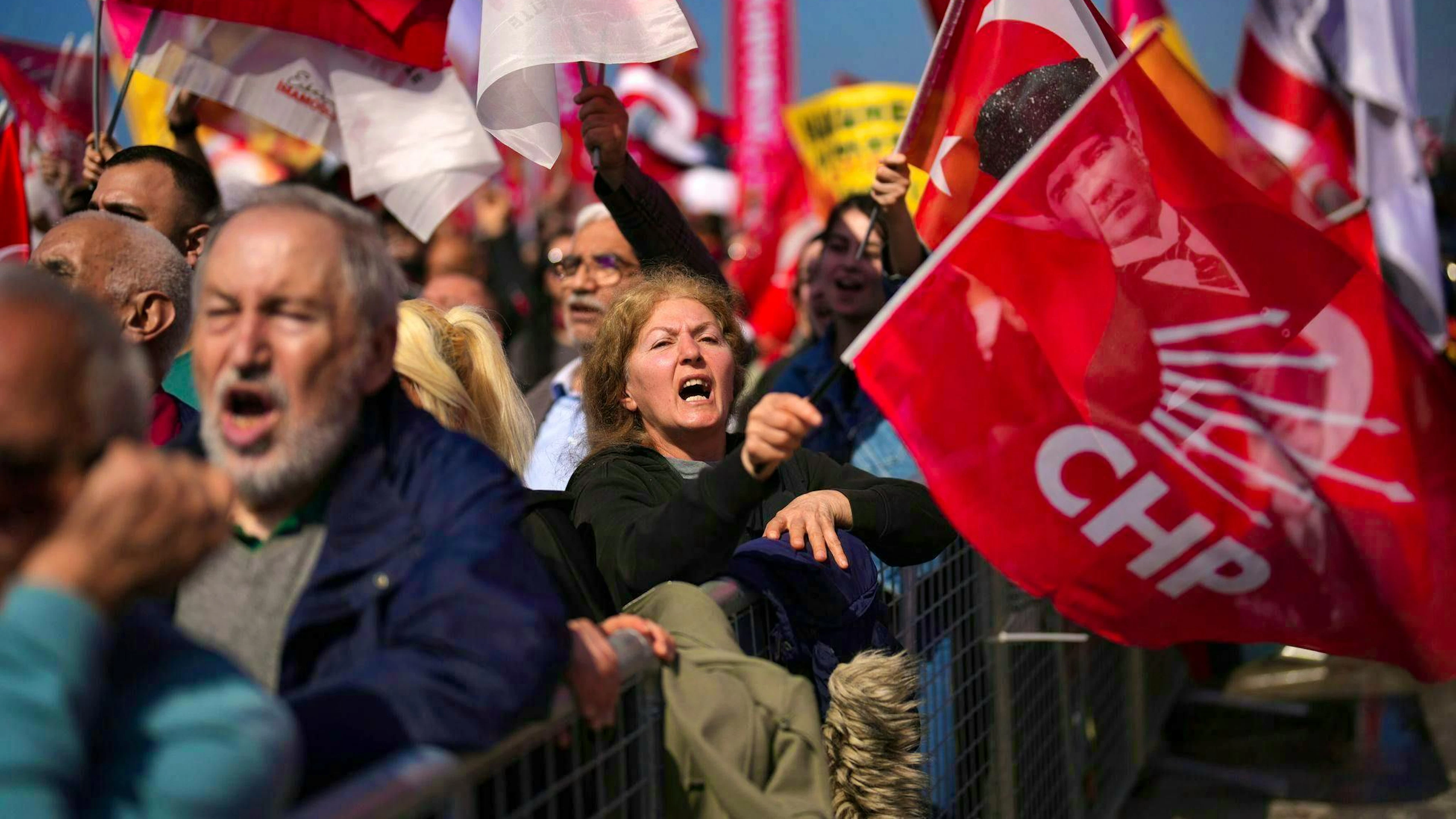 CHP supporters demonstrate in Istanbul against the arrest of Mayor Imamoglu.