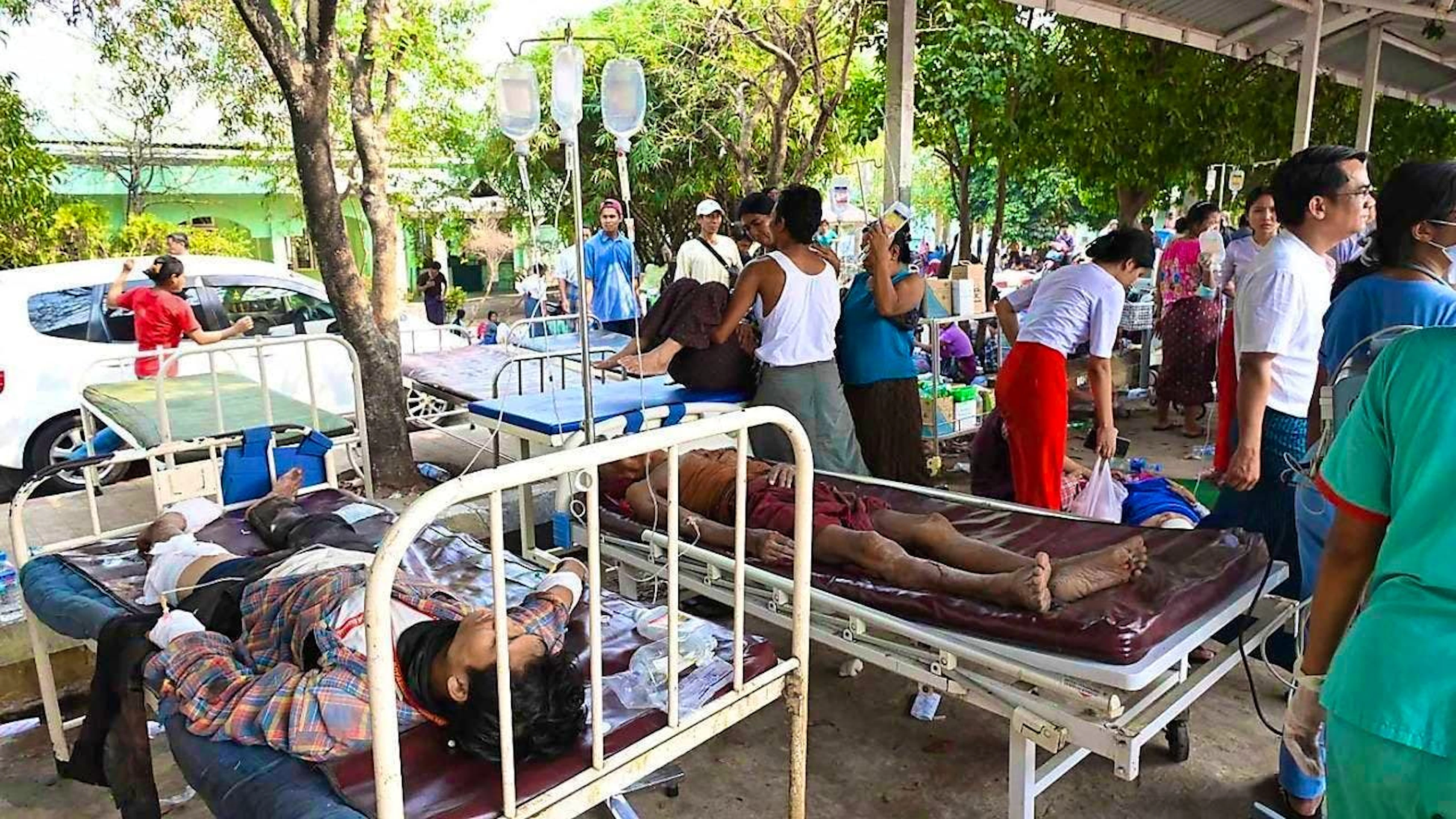 In this picture provided by the Myanmar Military True News Information Team, victims of an earthquake are seen on the grounds of a government hospital. Photo: Uncredited/The Myanmar Military True News Information Team/AP/dpa - ATTENTION: For editorial use only in connection with current reporting and only with full attribution to the above credit