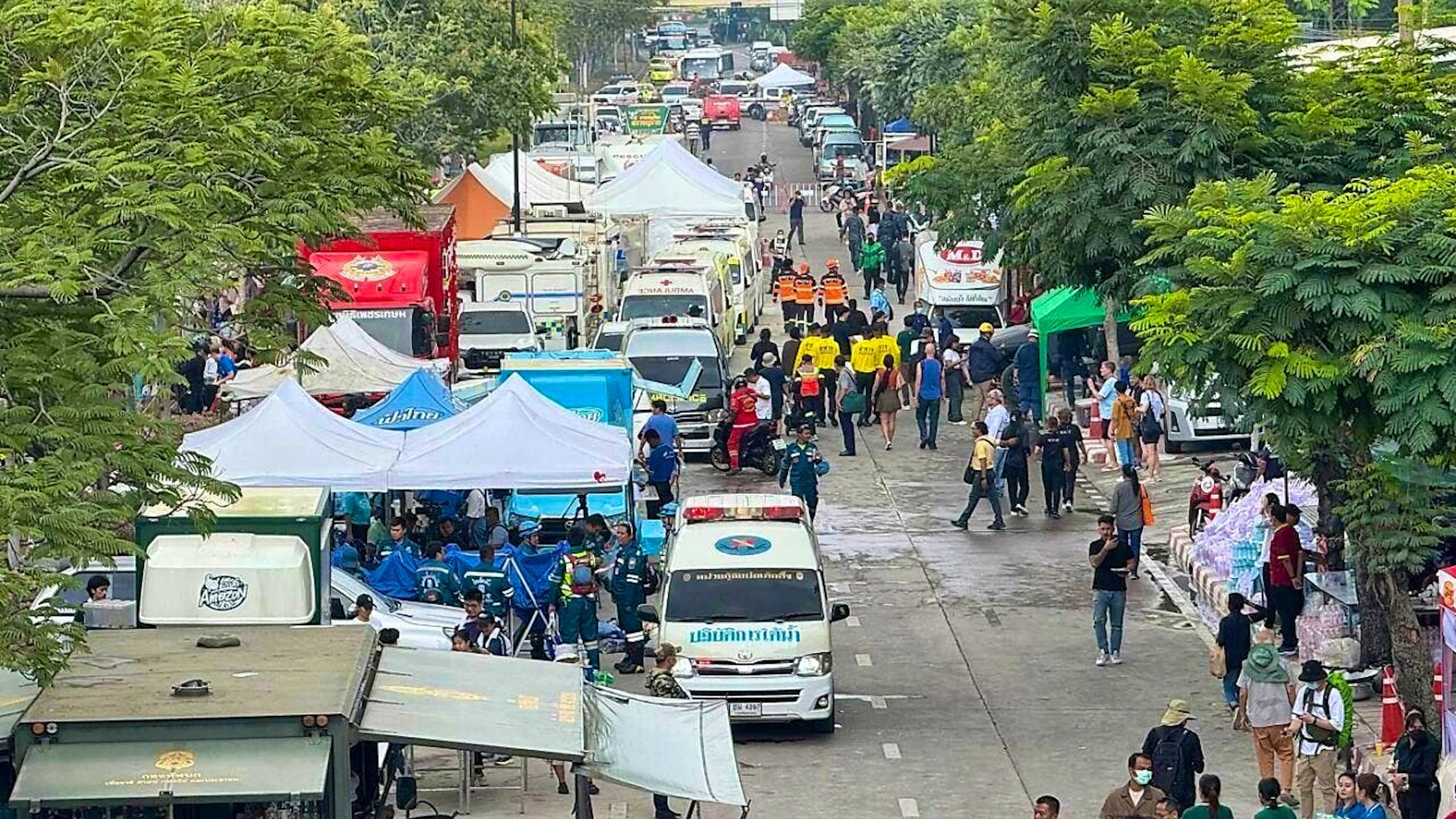 A good two days after an earthquake, aid workers have set up tents in a street. People affected by the quake receive medical care, food and water here. Photo: Carola Frentzen/dpa