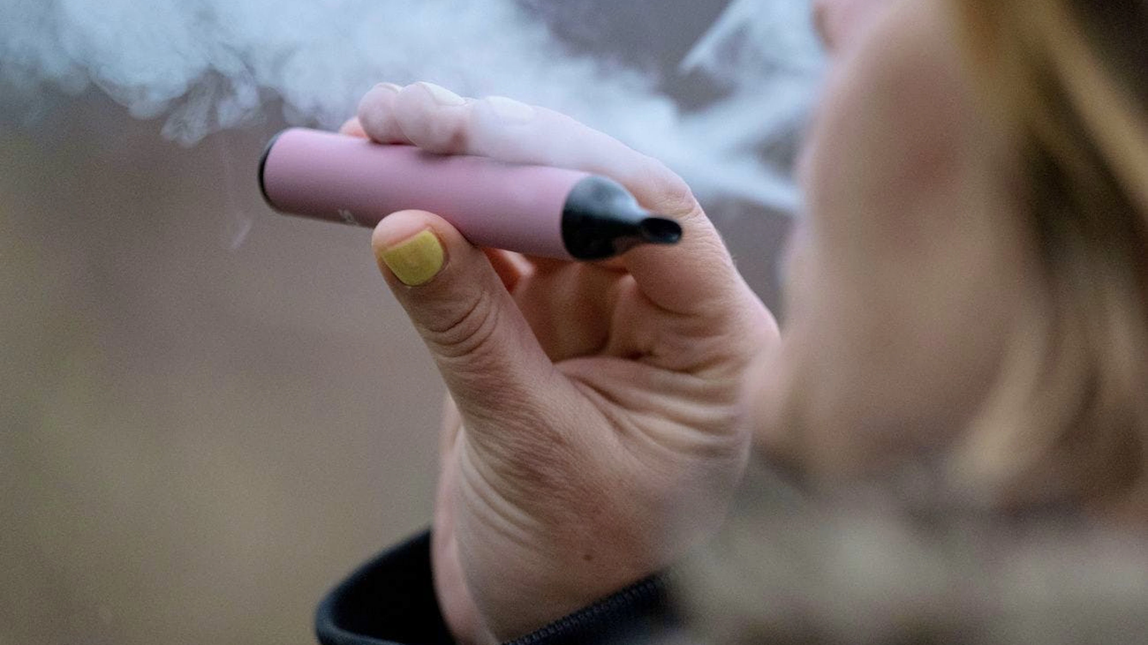 Eine Frau raucht eine E-Zigarette: Synthetischer Nikotin-Ersatzstoff kann stärker abhängig machen, warnt die Lungenliga Thurgau.