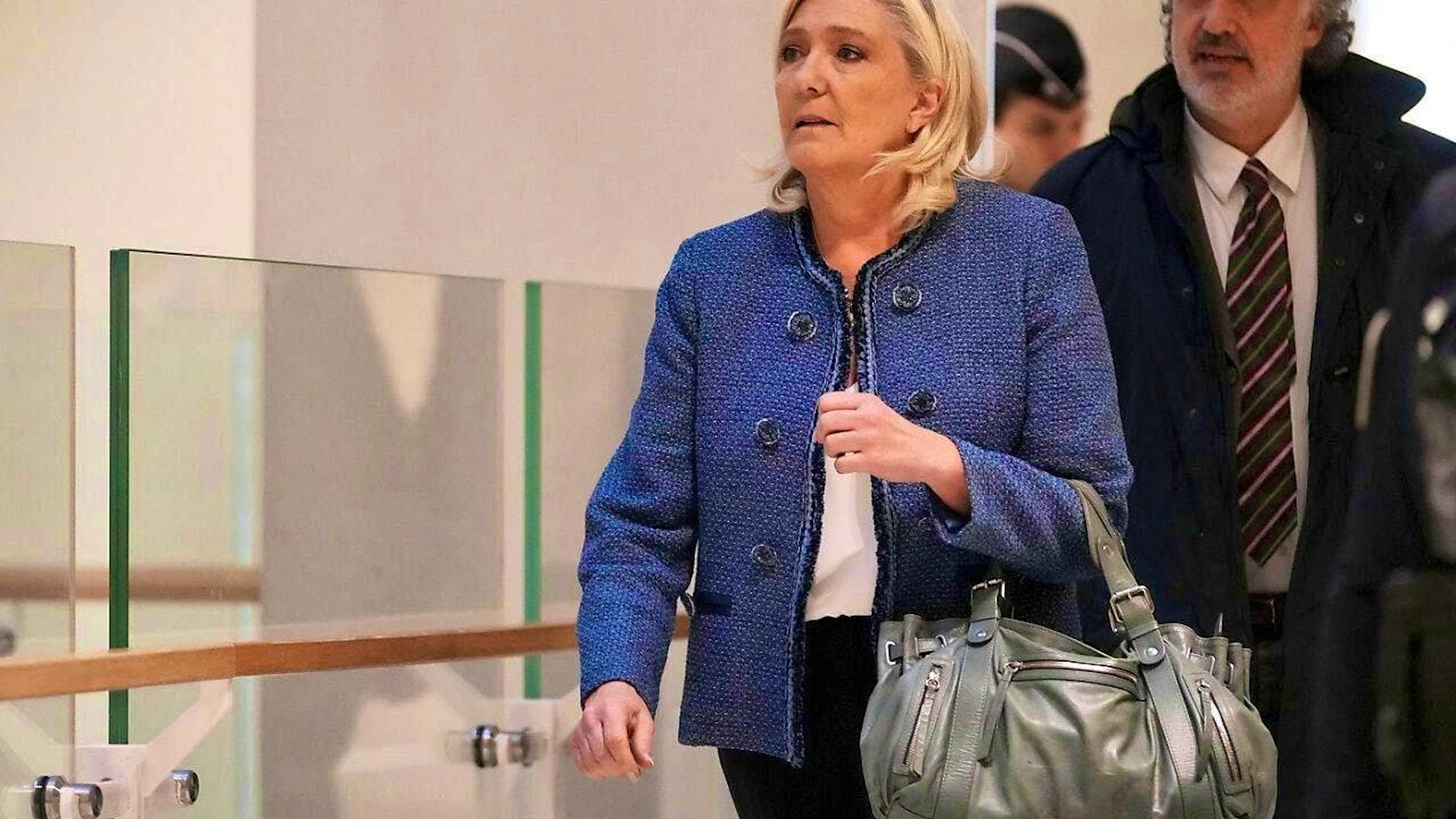 dpatopbilder - The right-wing nationalist French politician Marine Le Pen arrives at a Paris court. Photo: Thibault Camus/AP/dpa