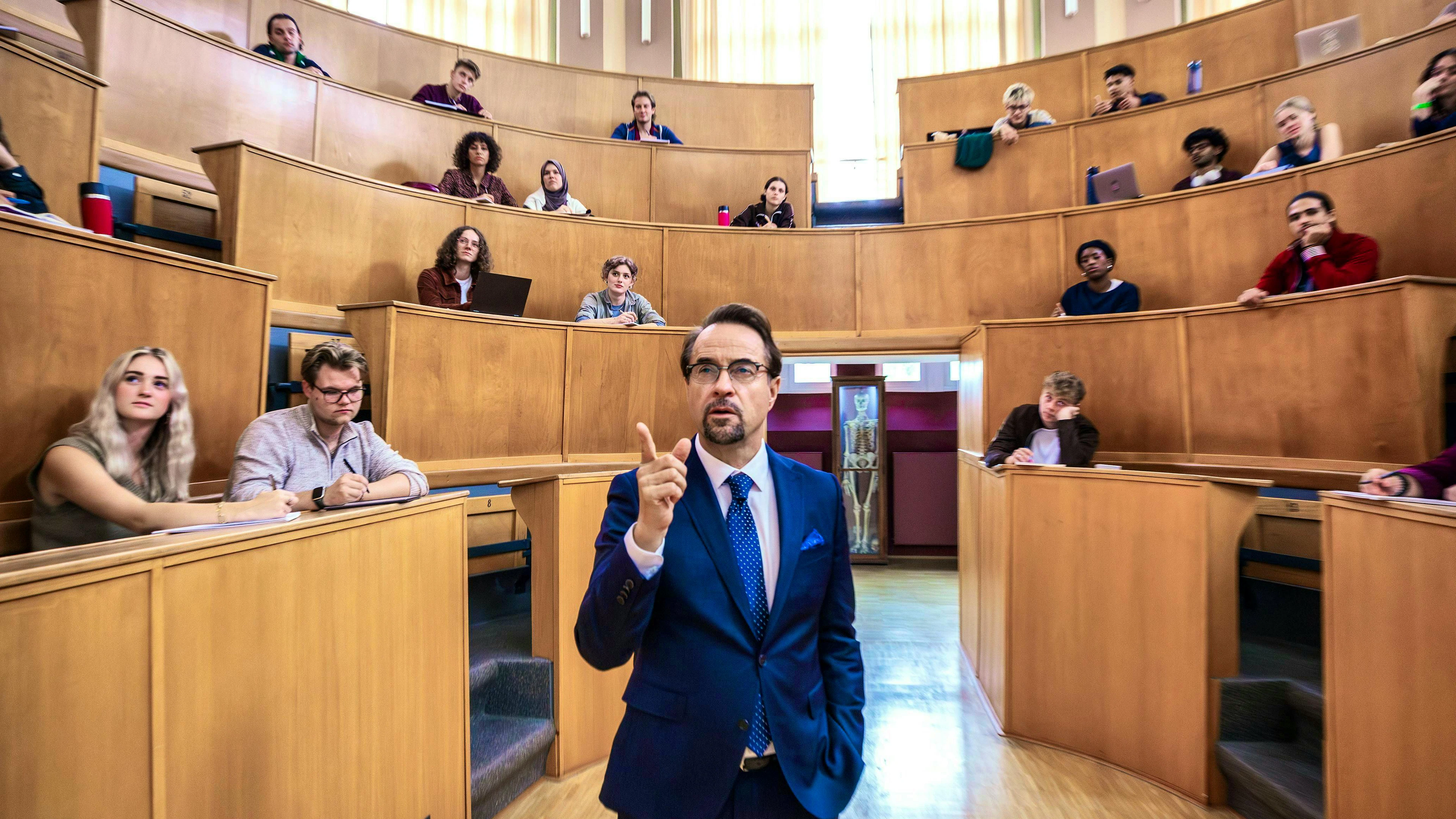 When investigating the cause of the student's death, Professor Boerne (Jan Josef Liefers, center) consulted his students.
