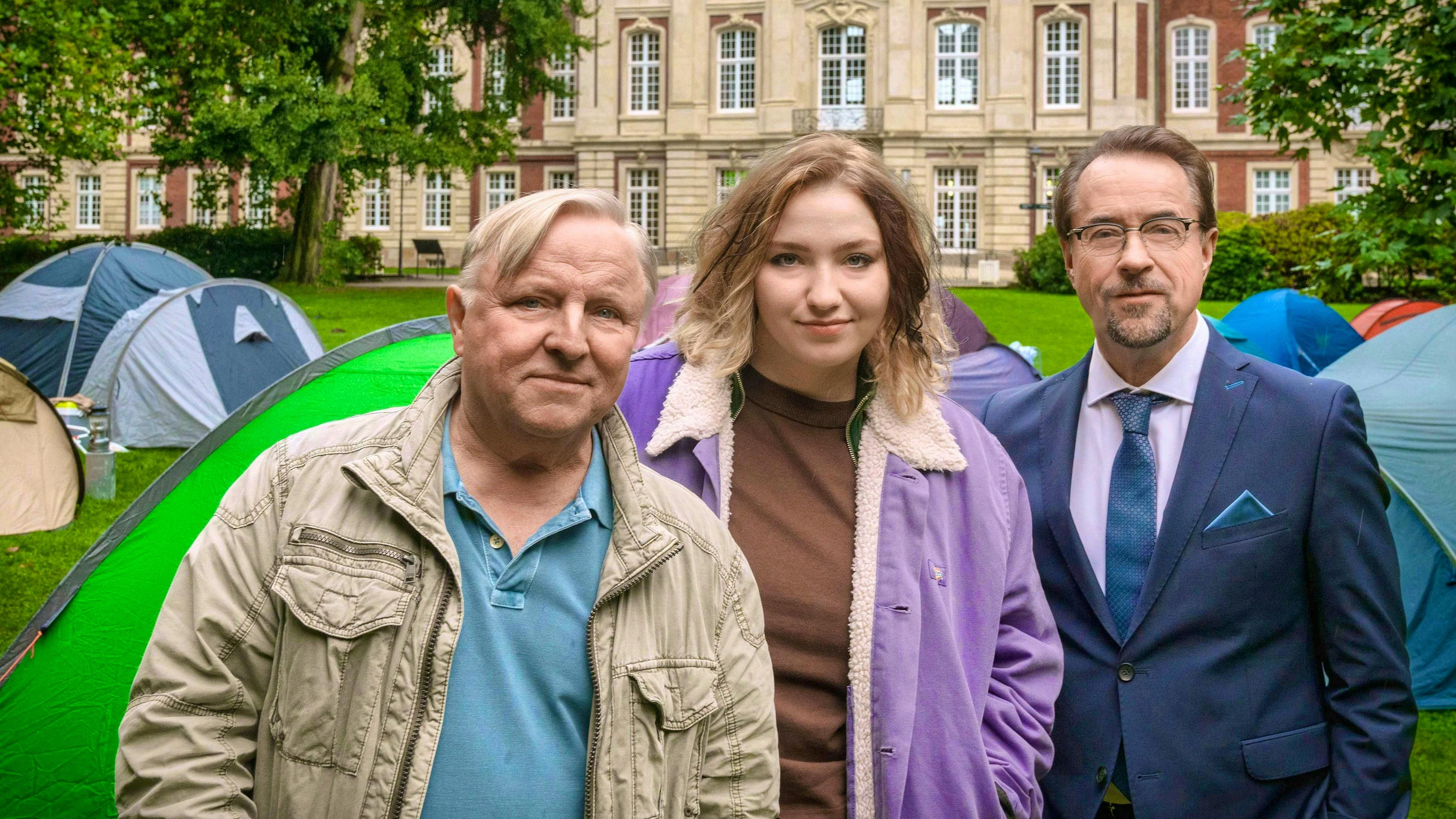 After the death of a student, Inspector Thiel (Axel Prahl, left) and Professor Boerne (Jan Josef Liefers) investigate at the University of Münster in "Tatort: Fiderallala".
