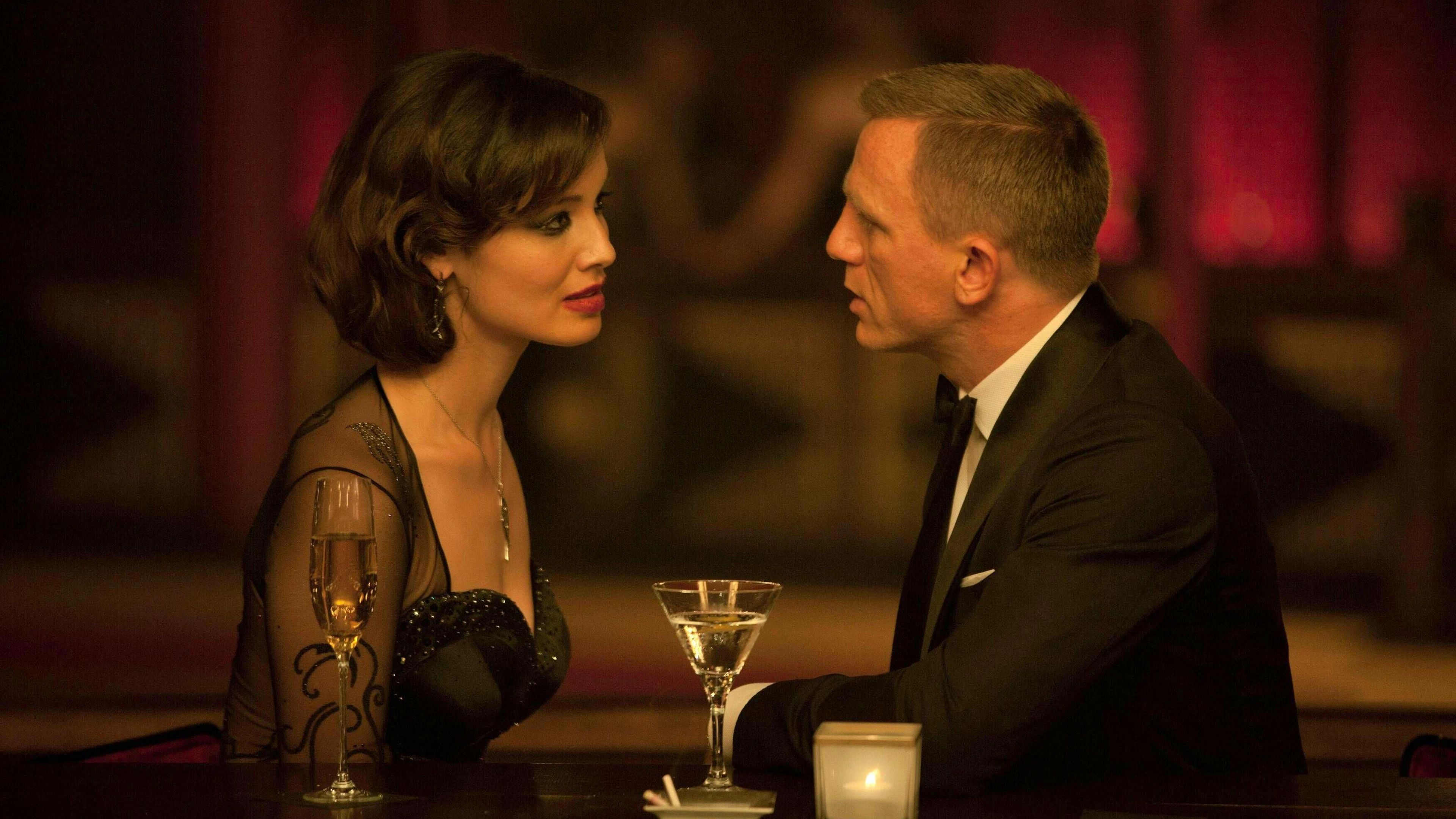 Berenice Marlohe e Daniel Craig durante un film di James Bond, col Martini che non può mancare.