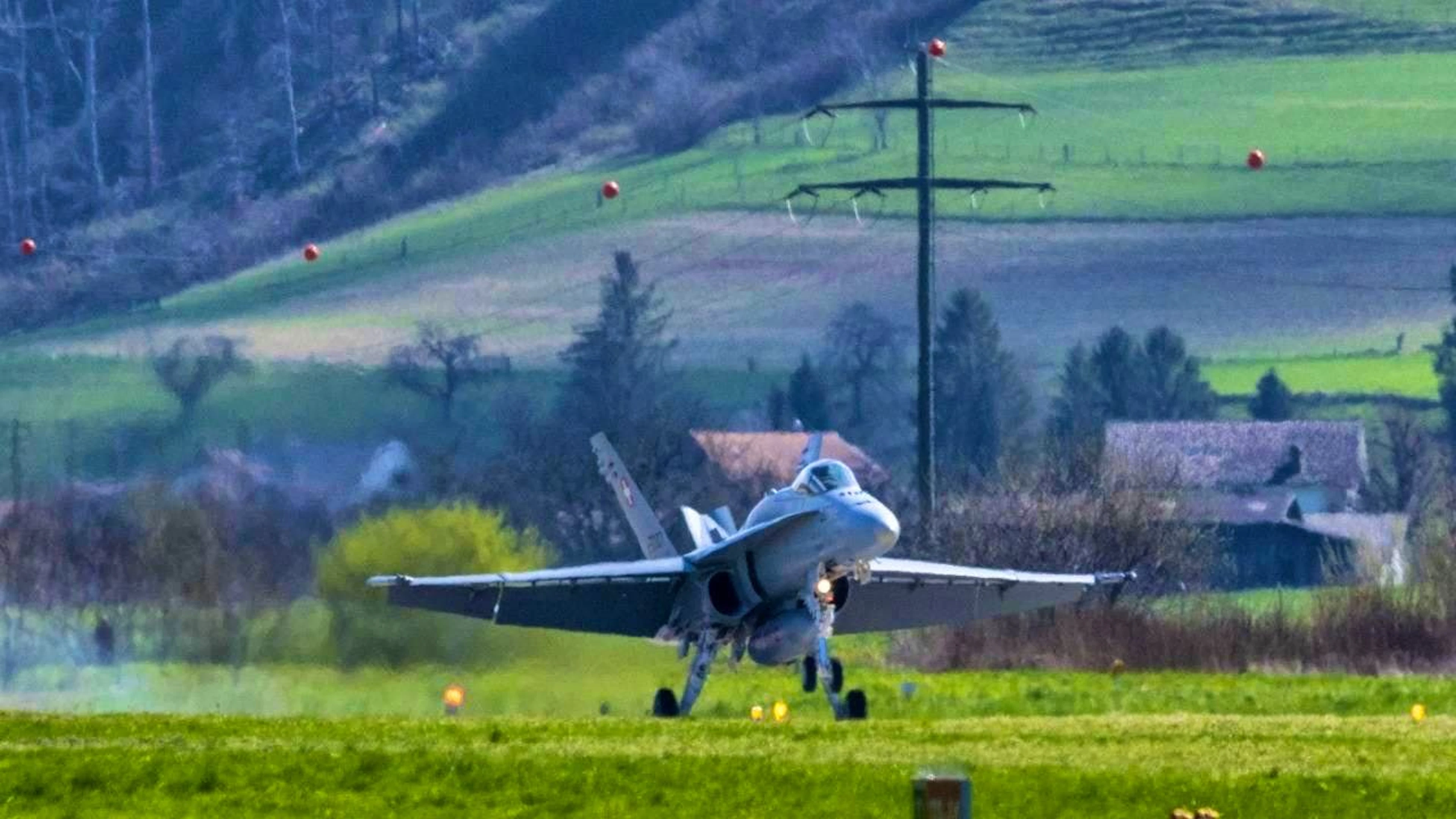 A Swiss Armed Forces F/A-18 fighter aircraft lands at Bern-Belp Airport. The Defence Group wants to use it to test the ability to decentralize its air defence assets.