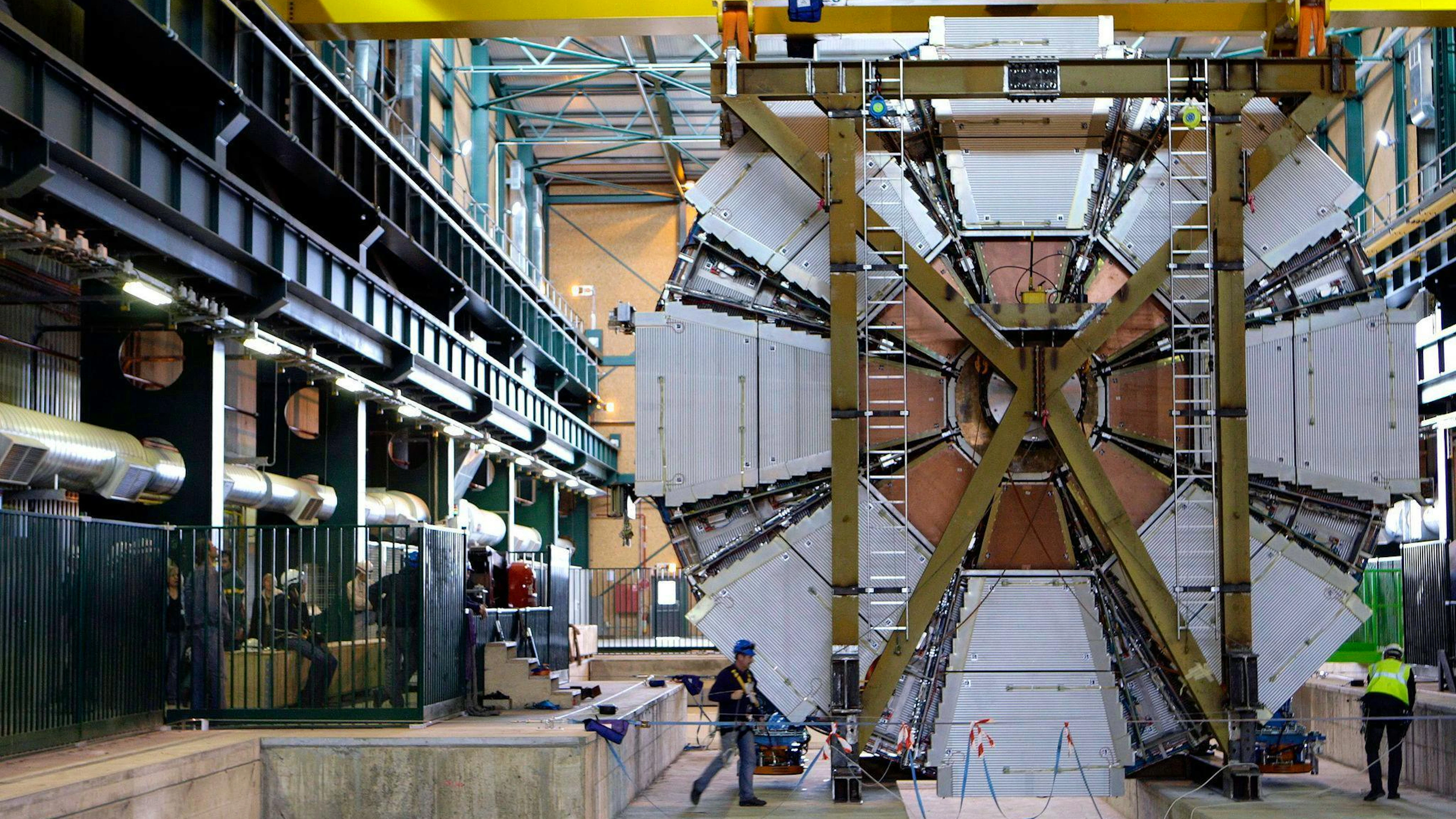 Der CERN in Genf ist das grösste Forschungszentrum für Teilchenphysik der Welt. Dort untersuchen Wissenschaftlerinnen und Wissenschaftler mit riesigen Teilchenbeschleunigern wie dem Large Hadron Collider (LHC) die kleinsten Bausteine des Universums.