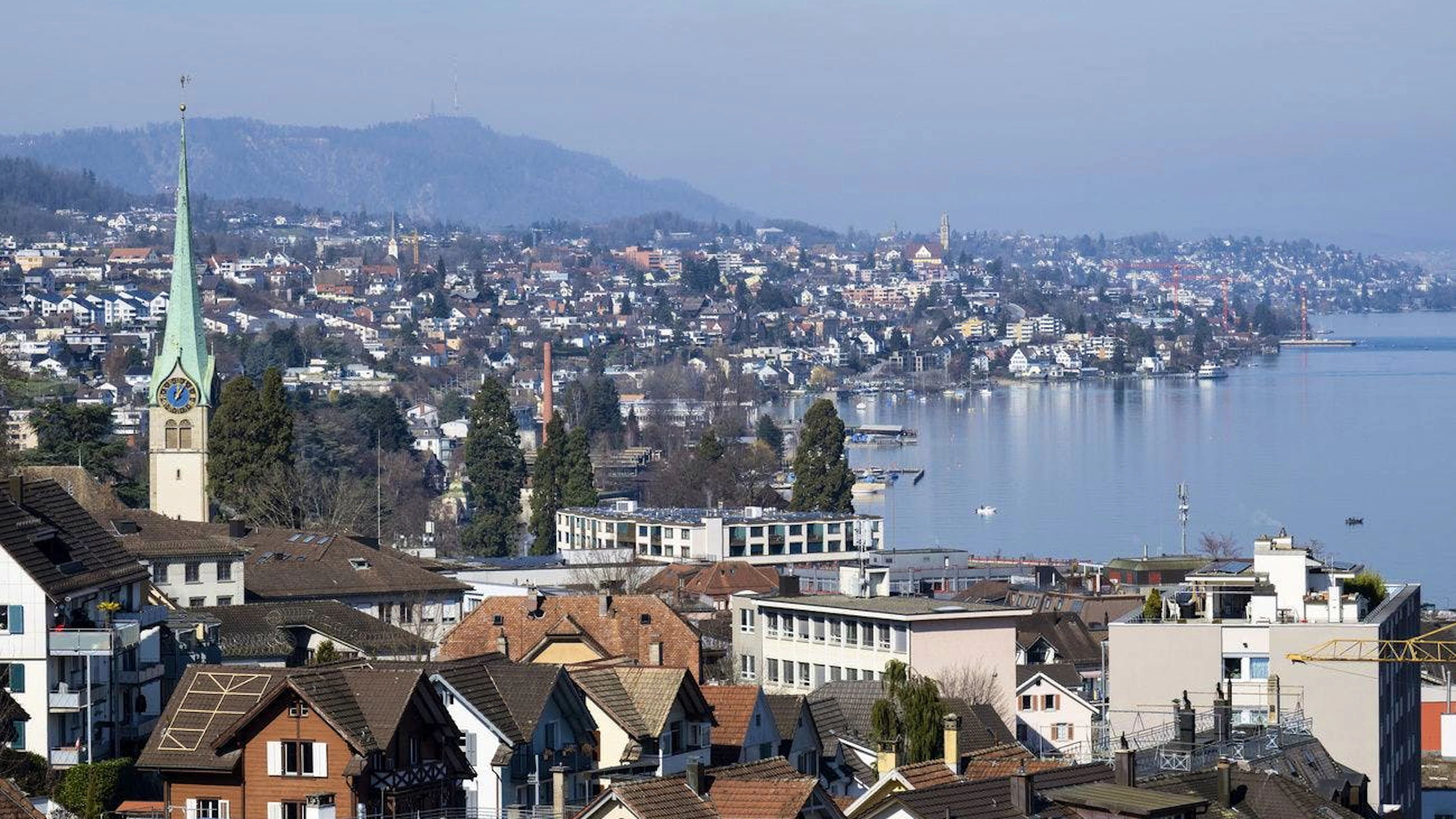 Blick auf die Gemeinde Horgen am linken Ufer des Zürichsees.