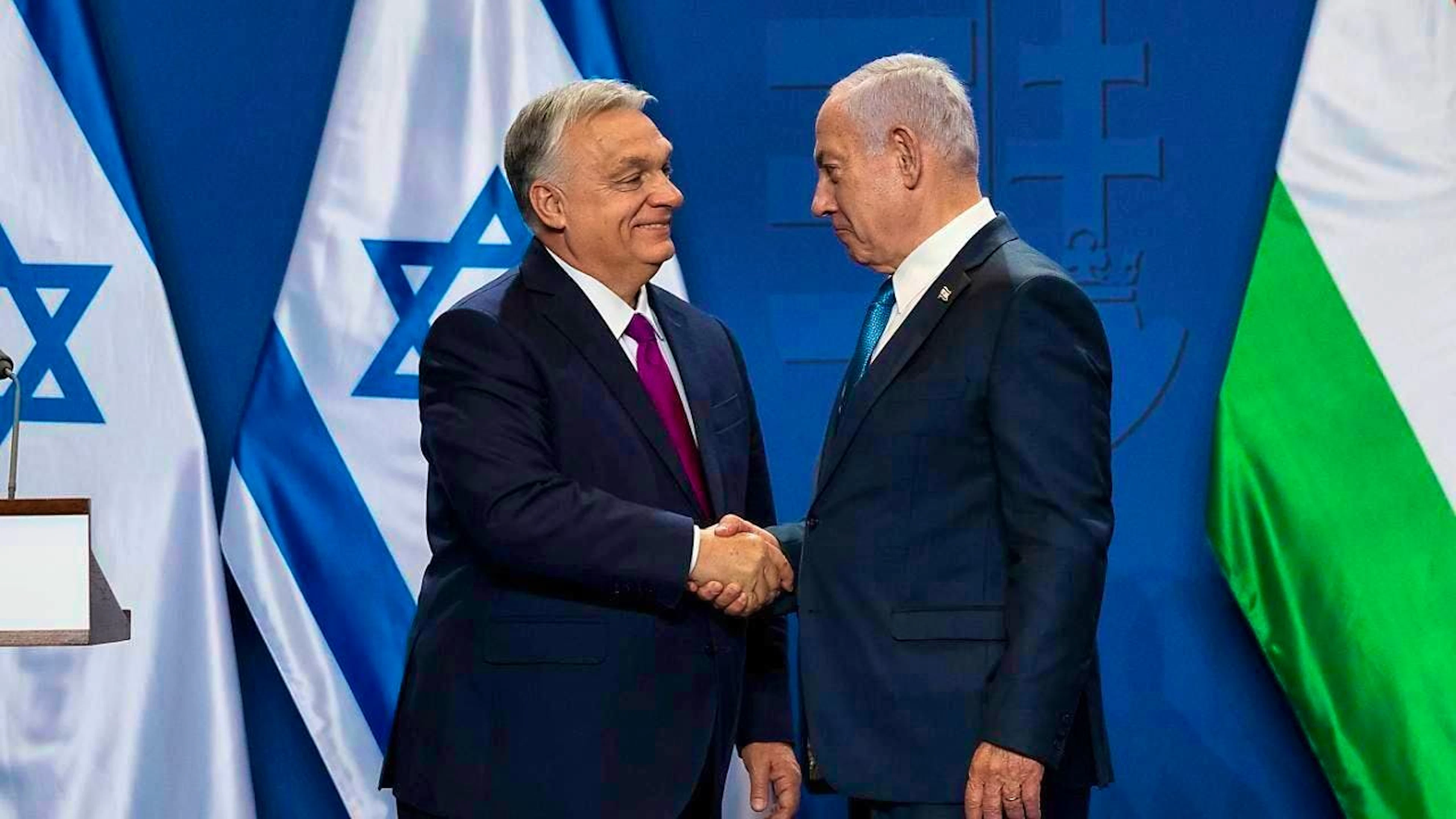 Israeli Prime Minister Benjamin Netanyahu (r) and Hungarian Prime Minister Viktor Orban shake hands after a press statement at the Carmelite Monastery in Buda Castle. Photo: Denes Erdos/AP/dpa