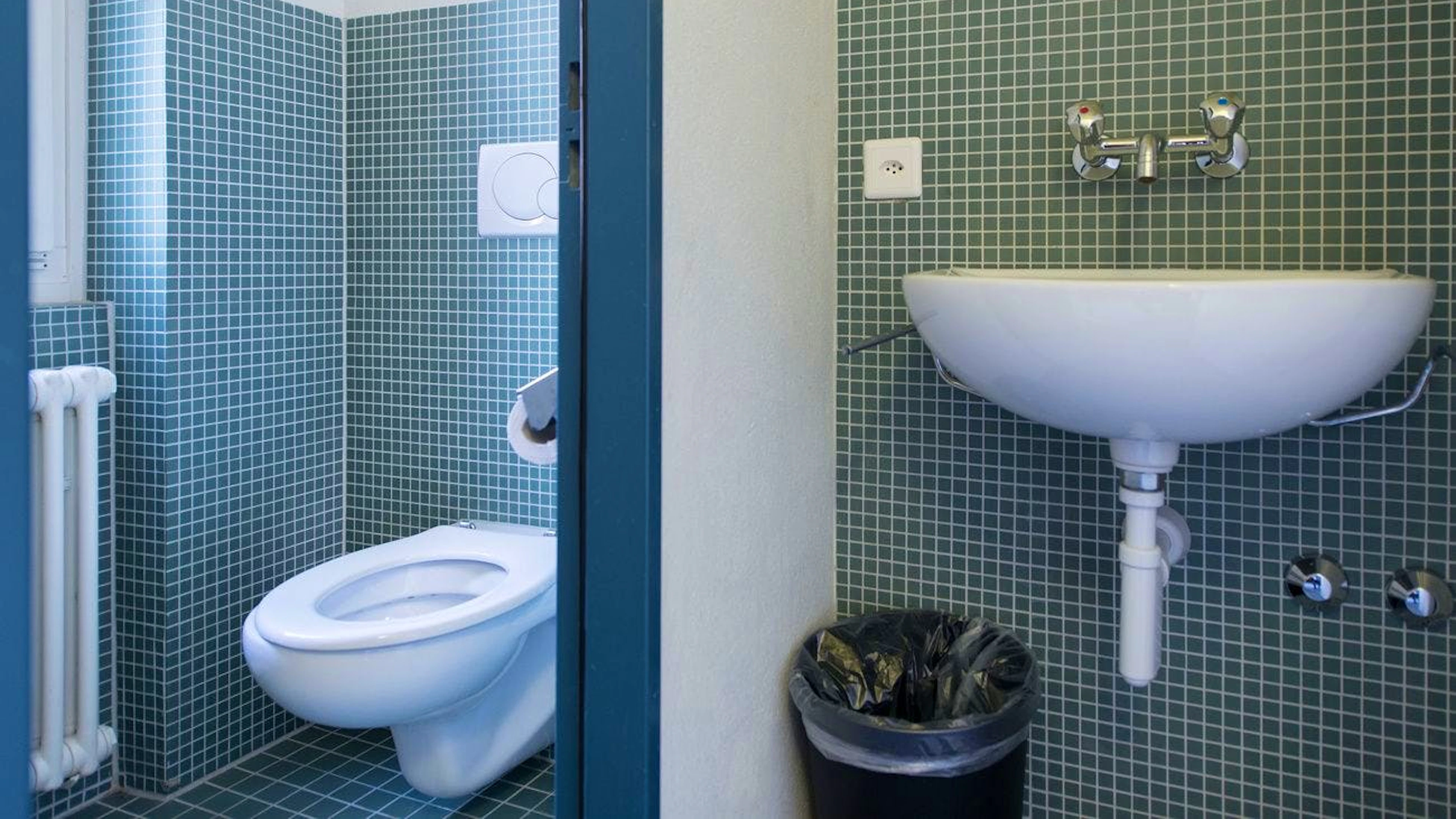 Zu wenig Geld, zu hohe Mieten: Eine junge Frau in China wohnt in der Bürotoilette ihres Arbeitgebers. (Symbolbild)