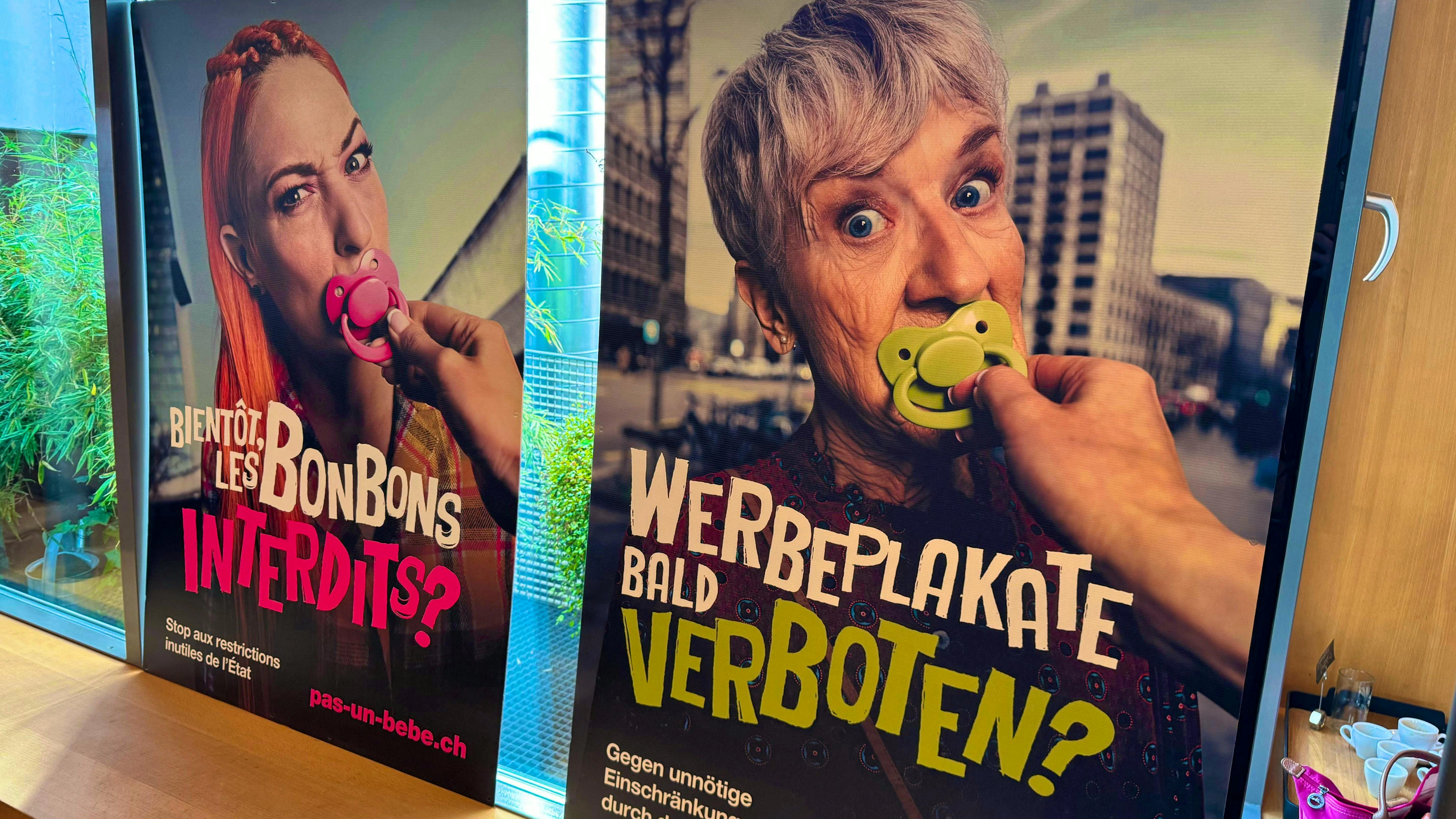 Consumers with pacifiers: a campaign criticizes consumer laws with these images.
