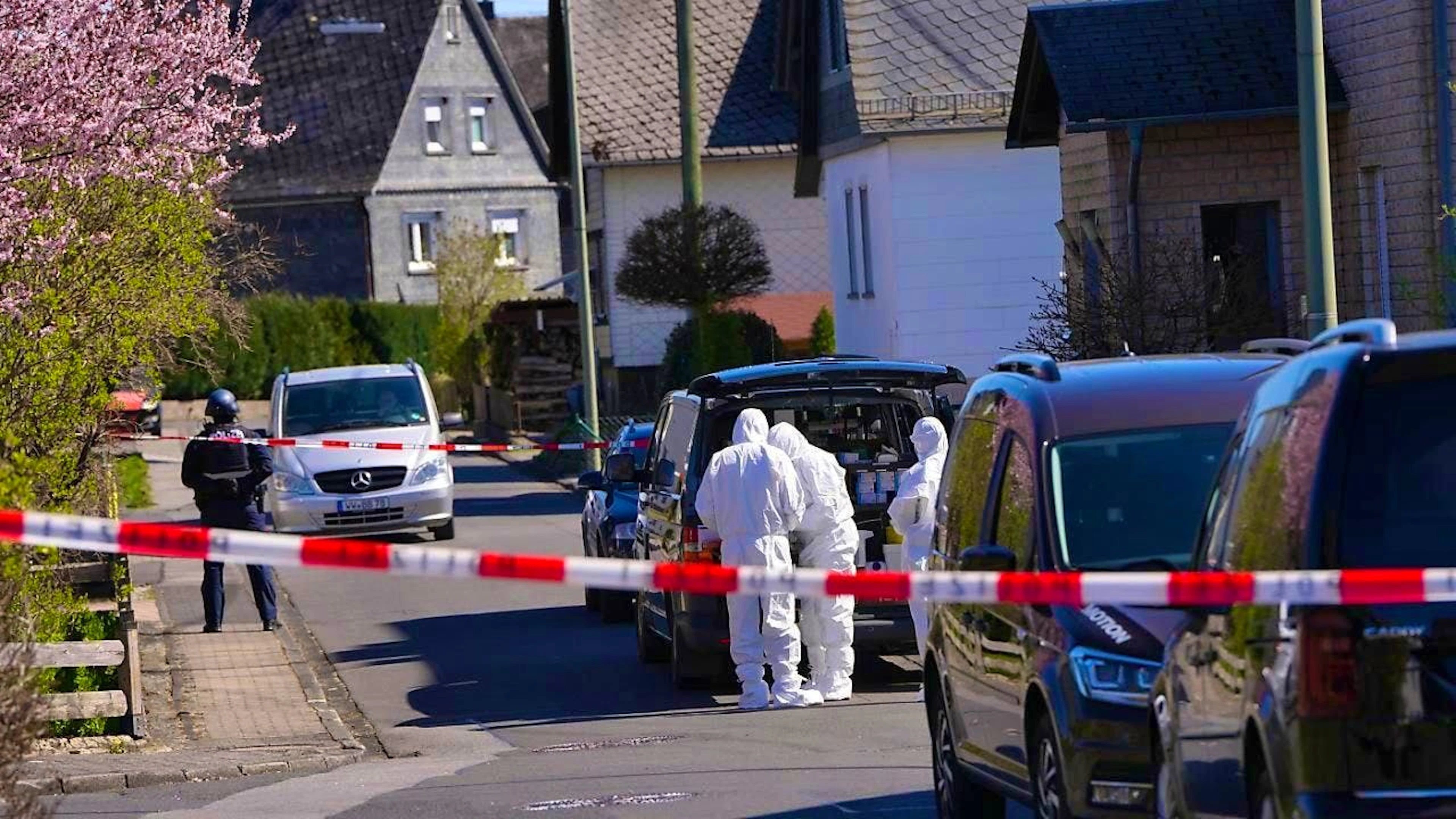 Police and forensic experts are in Weitefeld in the Westerwald. Officers discovered three dead bodies in a house there in the early hours of the morning. Photo: Thomas Frey/dpa