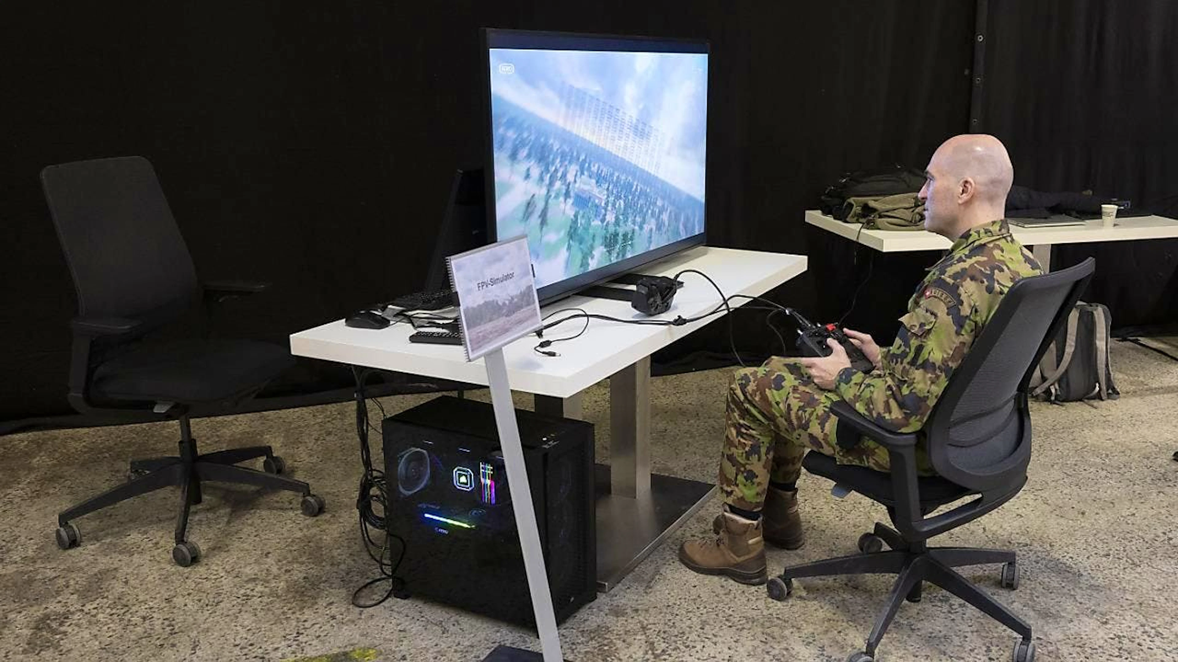 Armeechef Thomas Süssli hat mit einem Drohnensimulator bereits geübt. (Archivbild)