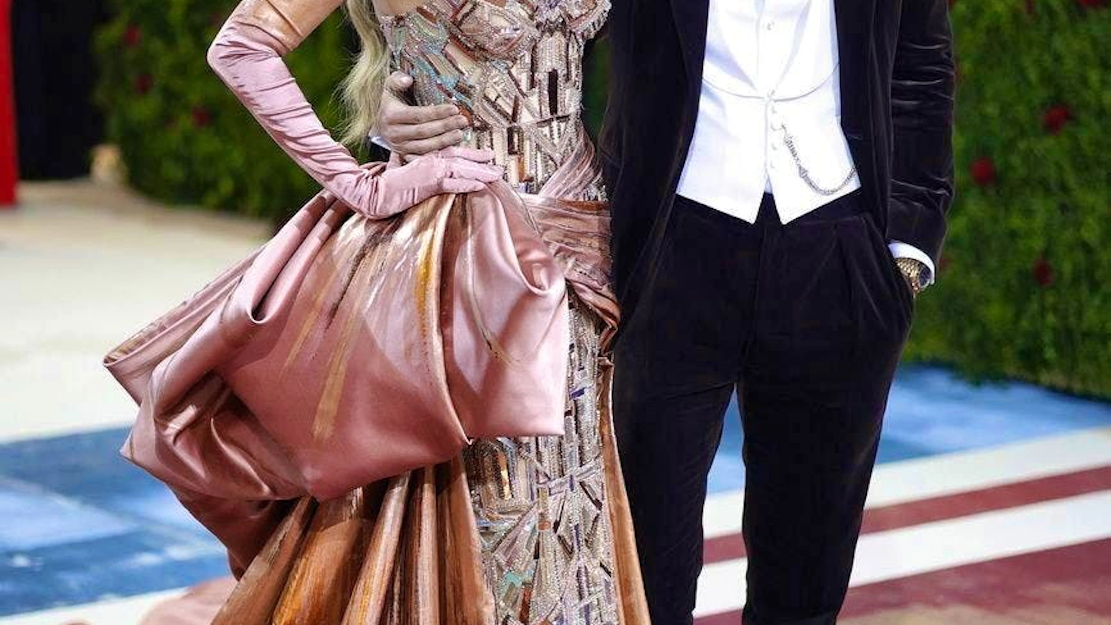 In 2022, Blake Lively made a memorable appearance at the MET Gala in a dress with a train that looked both futuristic and historic. The highlight was the transformation from copper to turquoise right on the red carpet, after a tug on the train.