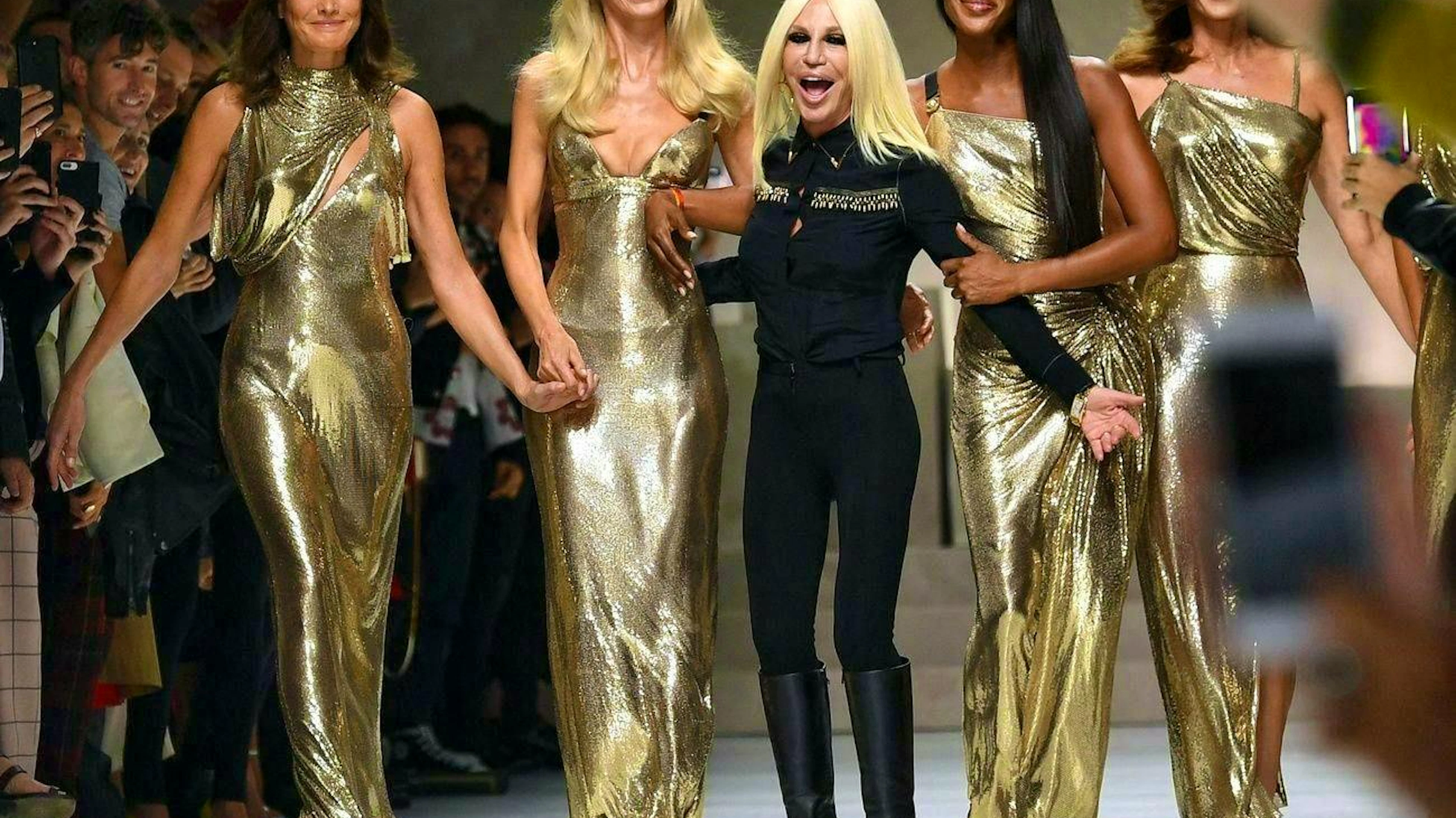 At the end of her show at Milan Fashion Week on September 22, 2017, Donatella Versace appeared on the catwalk with the top models of the 90s, Carla Bruni, Claudia Schiffer, Naomi Campbell, Cindy Crawford and Helena Christensen.