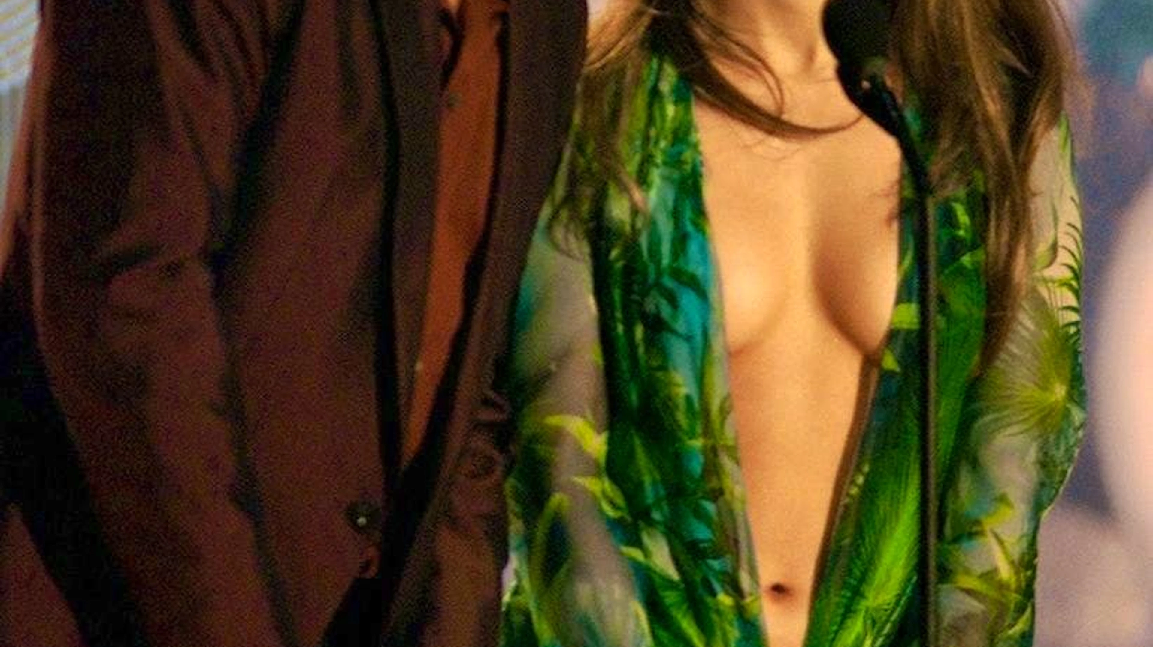 At the 42nd Grammy Awards in Los Angeles in February 2000, Jennifer Lopez hit the nail on the head in a low-cut "jungle" dress.