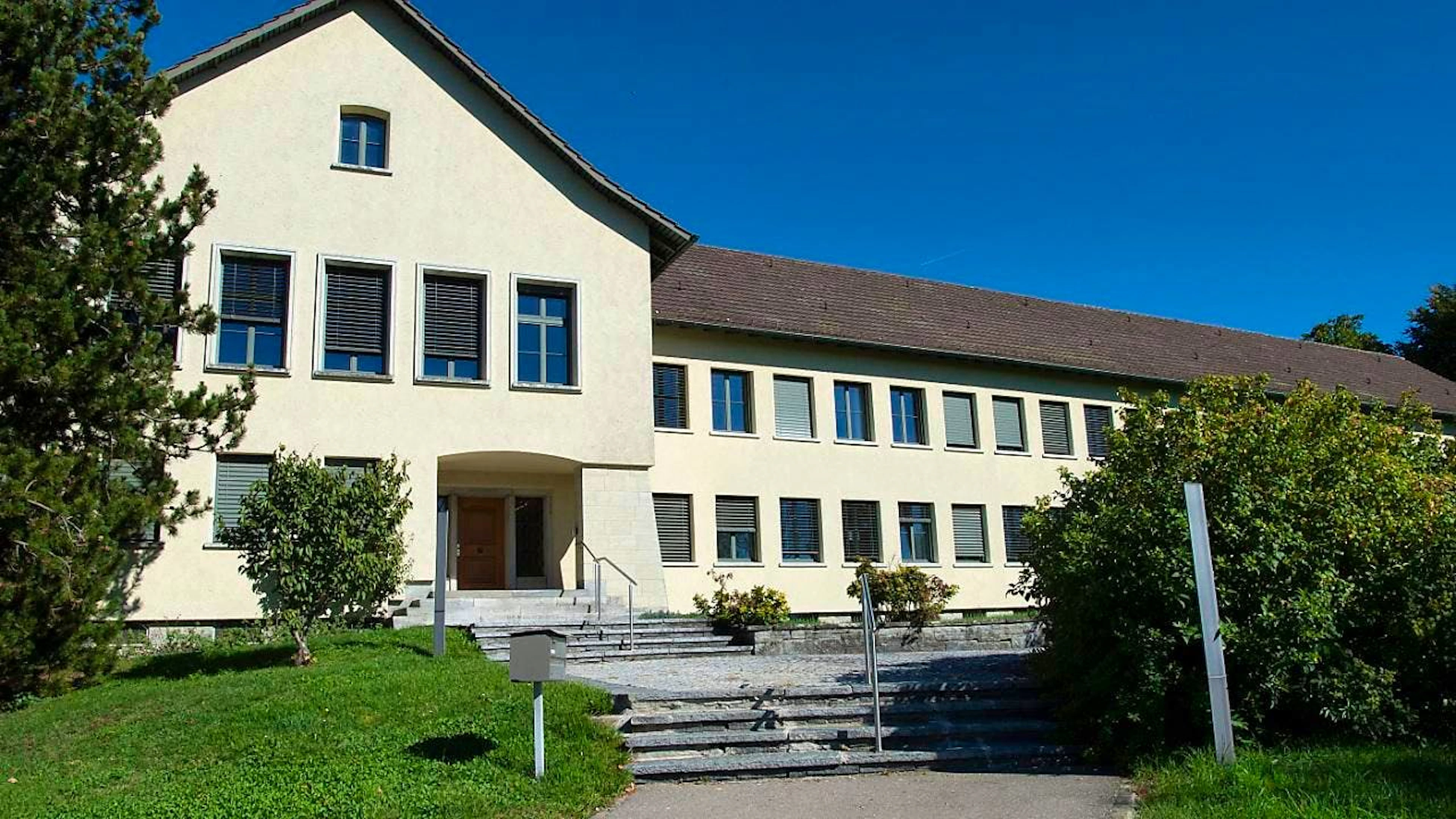 Das Bezirksgericht Hinwil ZH verurteilte am Donnerstag einen zweifachen Vergewaltiger zu einer langen Freiheitsstrafe. (Archivbild)