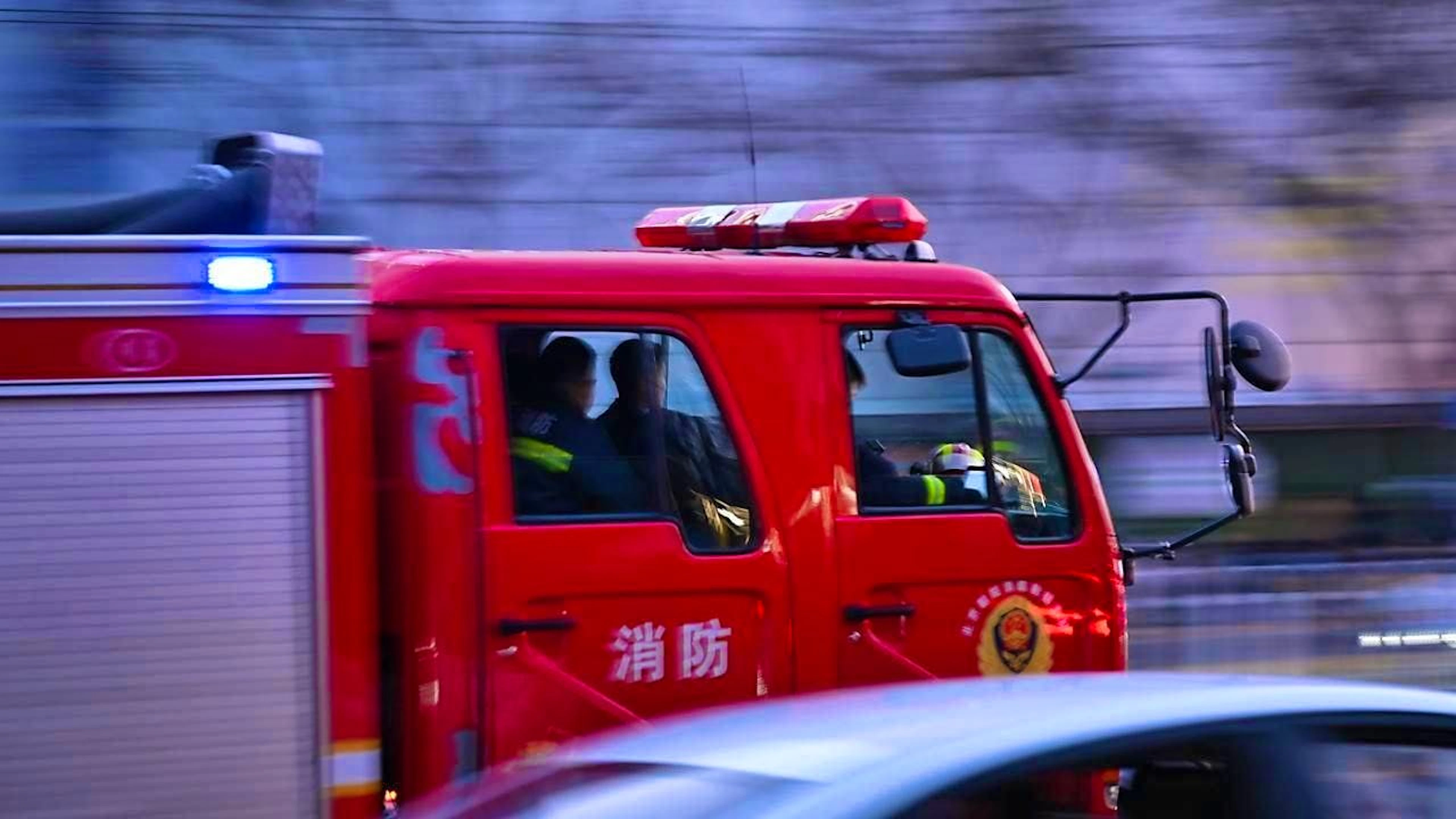 ARCHIVE - A Chinese fire engine drives along a road with blue lights flashing. Photo: Johannes Neudecker/dpa