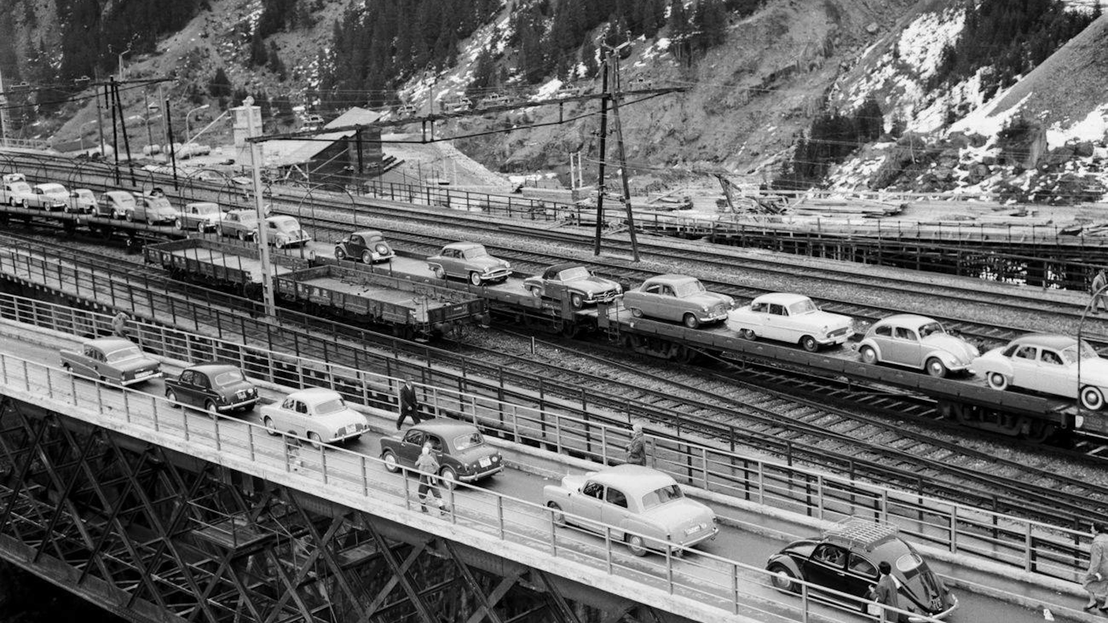 Wir lernen es nie: Ostervekehr am Gotthard mit Riesenansturm beim Autoverlad der Gotthardstrecke. (Bild vom 4. April 1958)