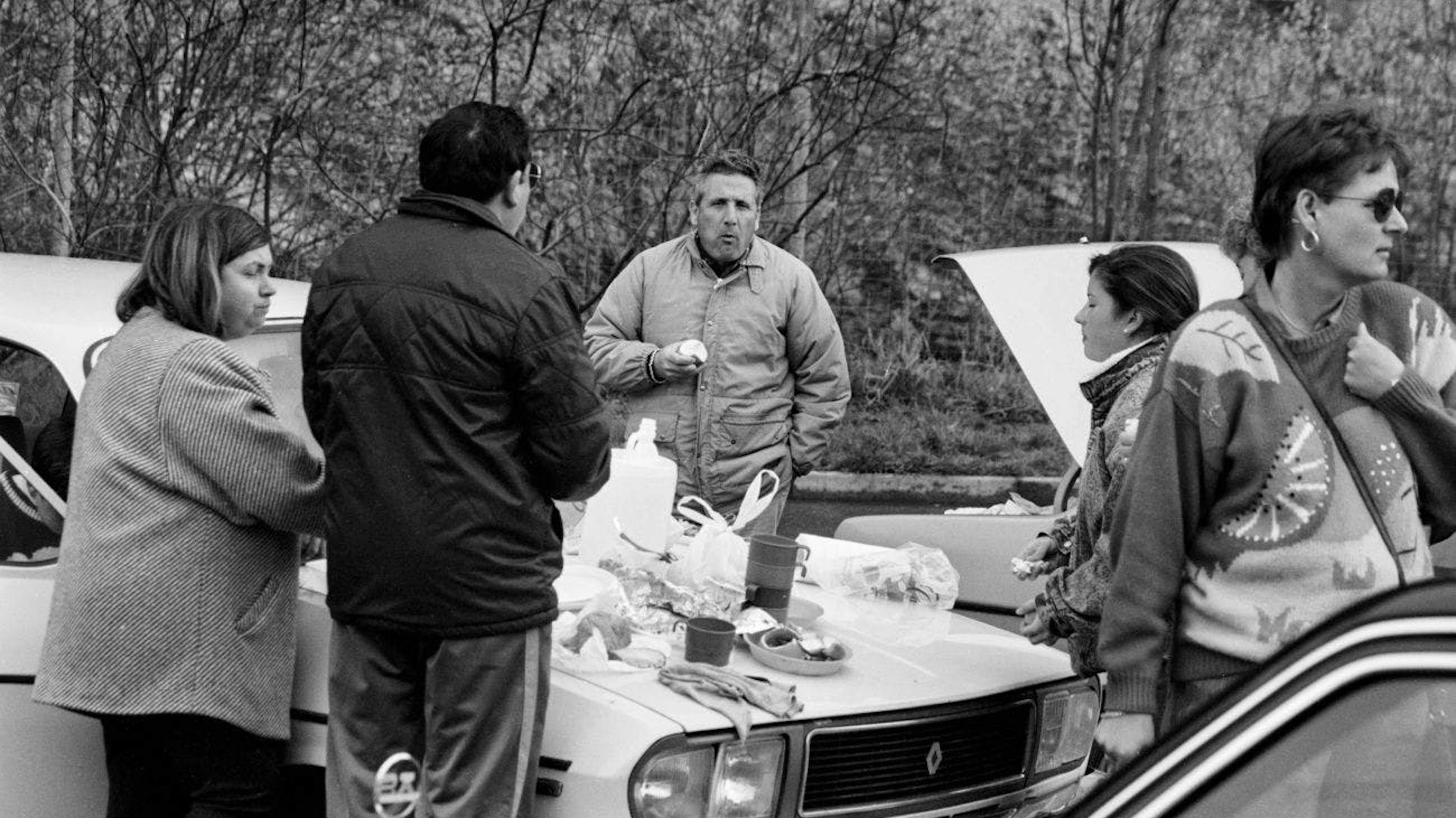 Auch genügend Snacks dürfen einfach nicht fehlen. Das galt damals wie heute: Osterstau am Gotthard, Reisende beim Picknicken auf ihren Motorhauben. (Bild vom 23. März 1983.