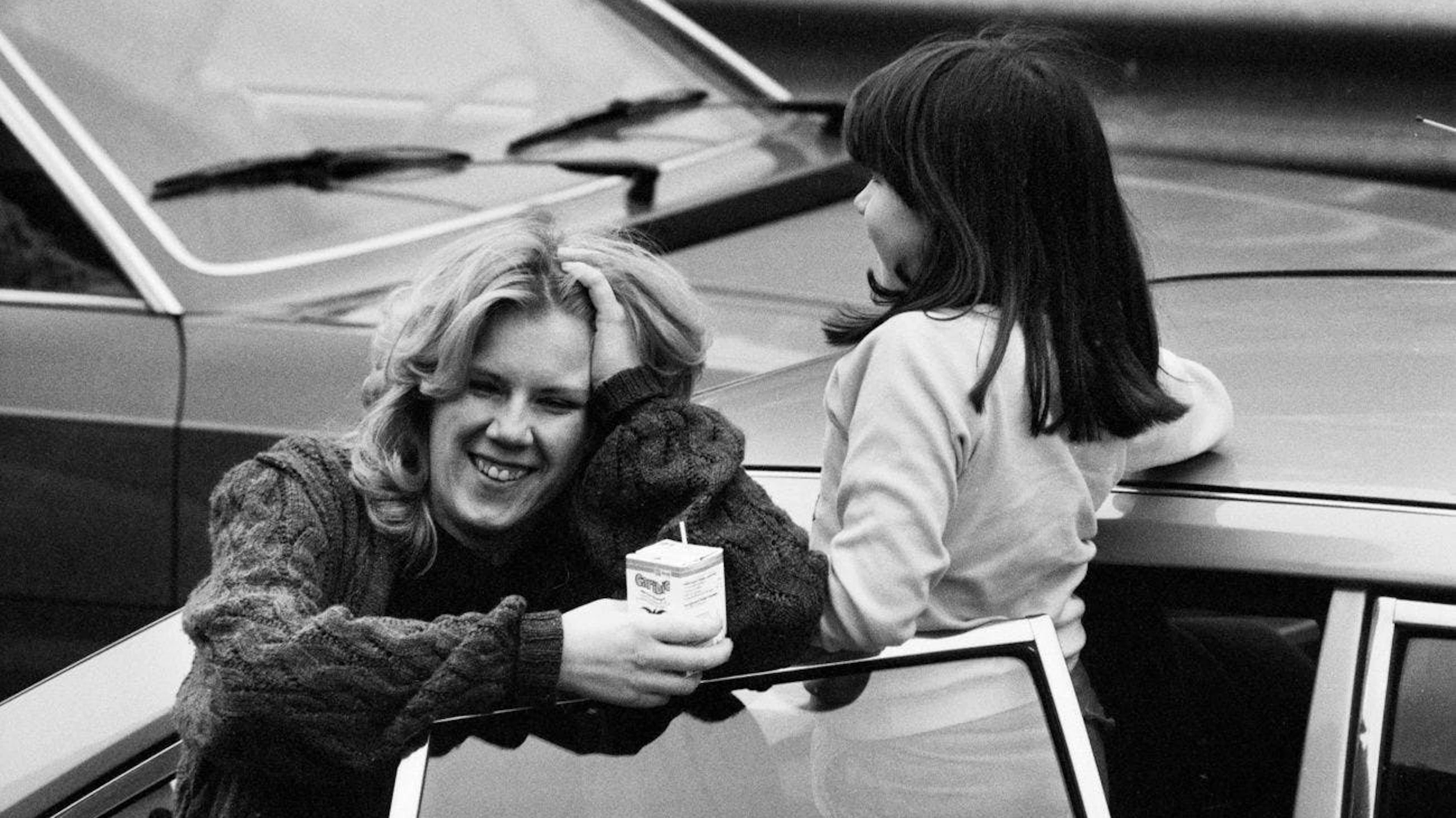 Nur nicht die Nerven verlieren: Trink was, lehne dich zurück und geniess die Sonne (oder wenns regnet, sei froh dass du nicht nass wirst).&nbsp; (Reisende beim Osterstau am Gotthard, 23. März 1983.