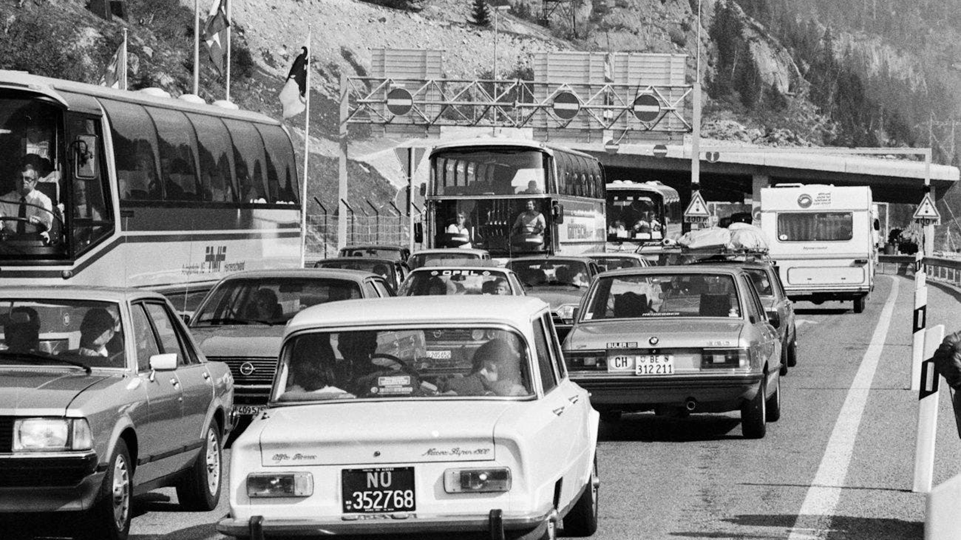 Der Verkehr stand – wie immer – still vor dem Gotthard. Dabei scheint es keine Rolle zu spielen ob Oster-, Frühlings-, Sommer- oder Herbstferien: Es wollen einfach alle immer ins Tessin. Zugegeben, es ist einfach wunderschön dort. (Bild vom April 1981.)