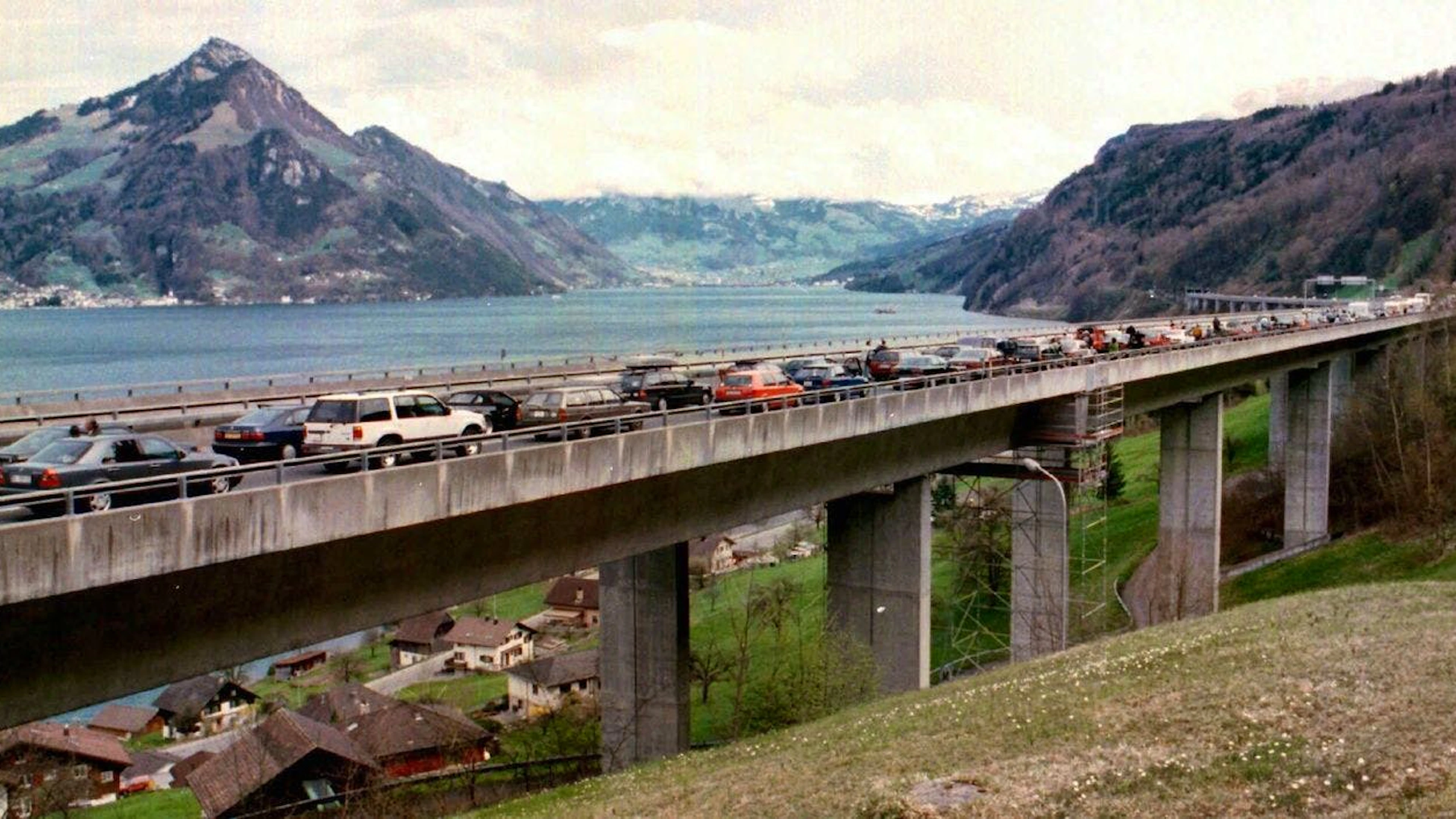 Immerhin gibts ab und zu sehr nette Ausblicke. Beispielsweise wenn man wie diese armen Seelen am 10. April 1989 bereits in Beckenried (NW) stecken bleibt.&nbsp; Vor dem Seelisbergtunnel standen die Fahrzeuge in kilometerlangen Kolonnen.&nbsp;